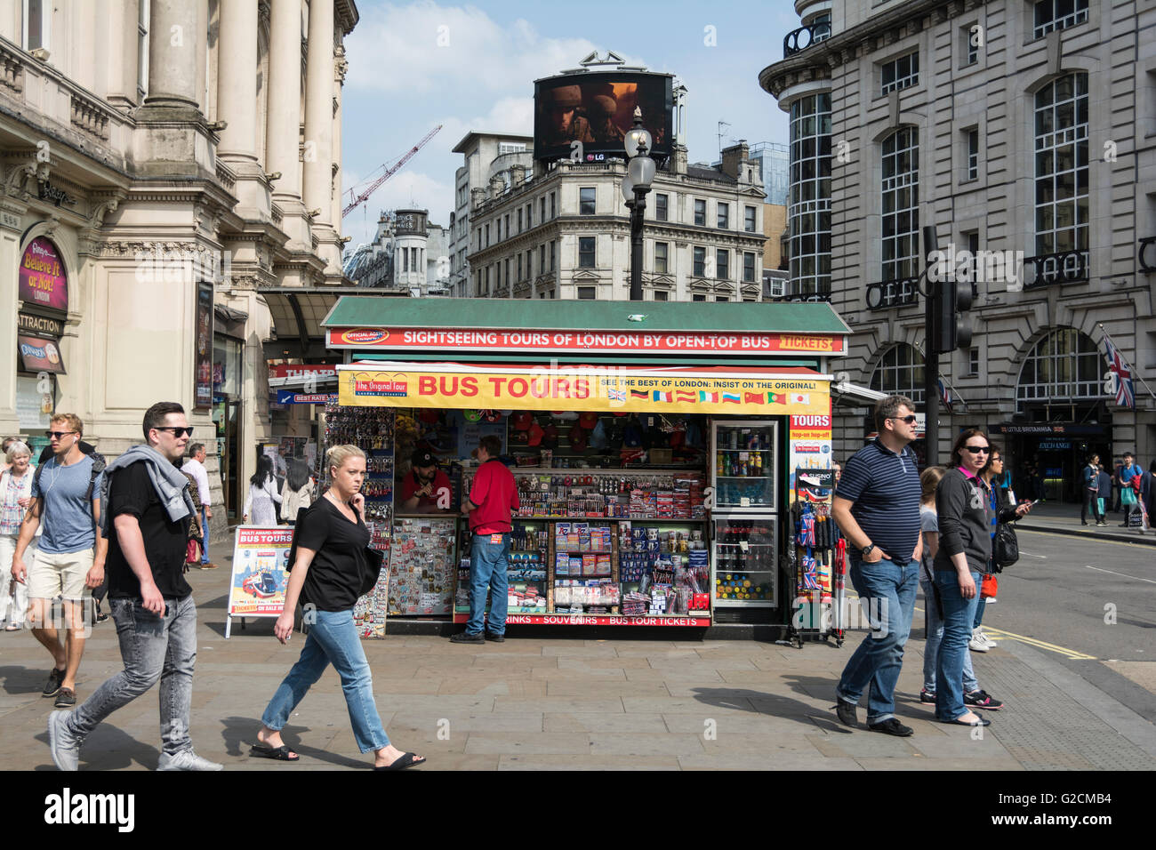 La gente che passa davanti a un ticket booth in Piccadilly Circus nel centro di Londra, Regno Unito Foto Stock