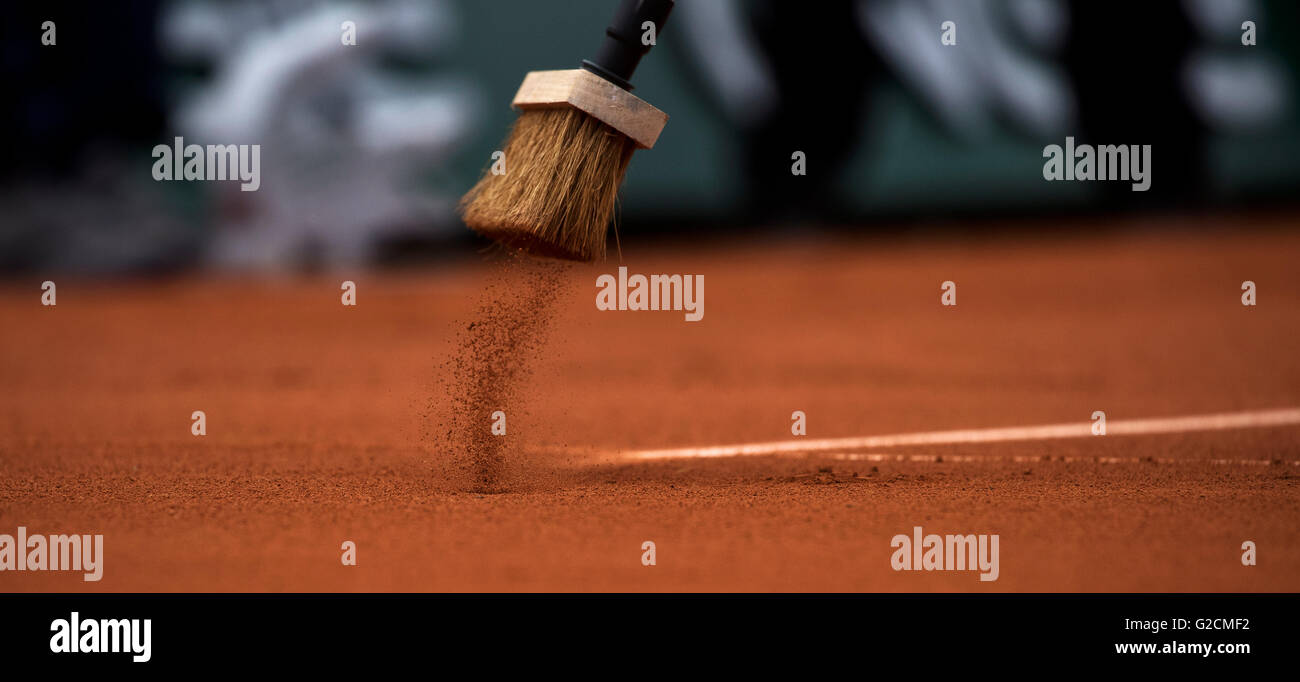 Parigi, Francia, 22 Giugno, 2016, tennis Roland Garros, corte le presenze a spazzare le linee con una scopa foto: Henk Koster/tennisi Foto Stock