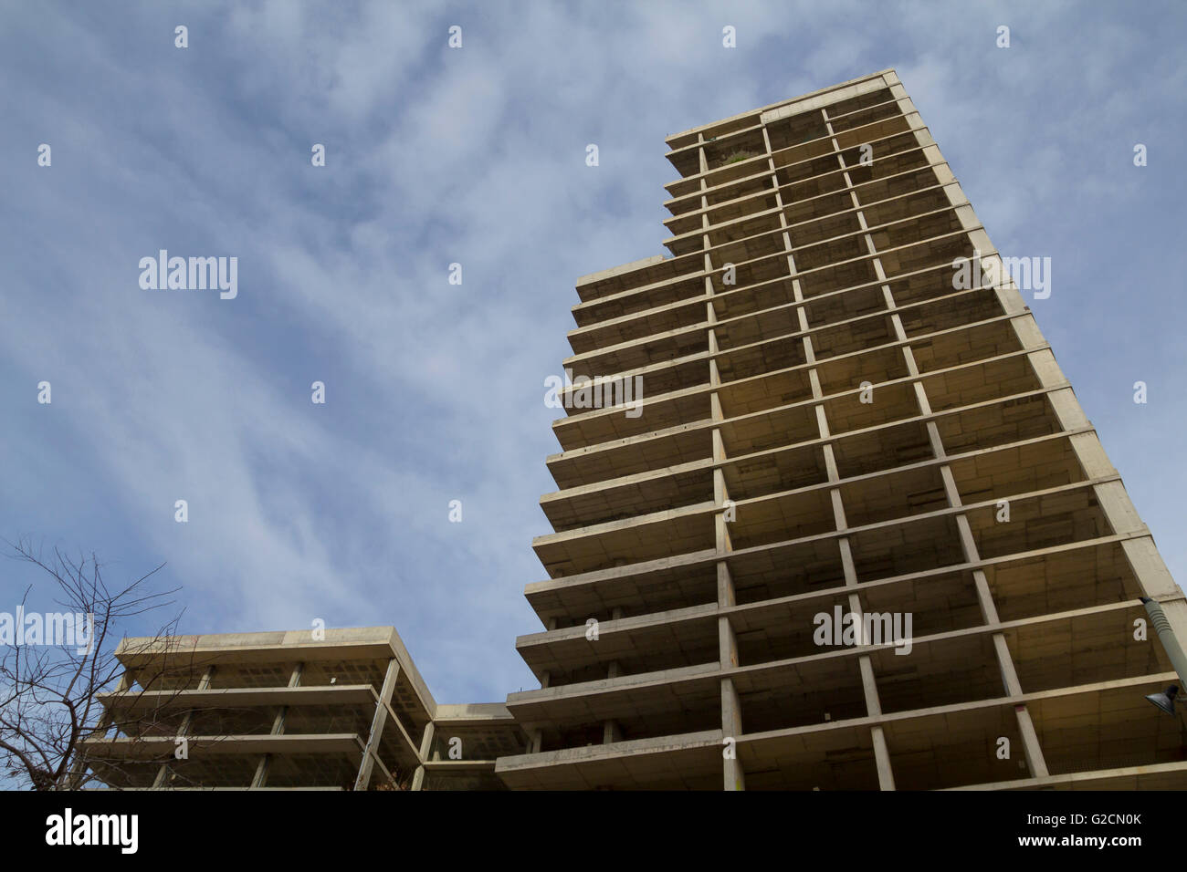 Un edificio in calcestruzzo, struttura incompiuta e abbandonata Foto Stock