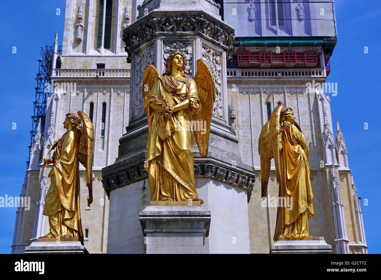 Gold Angel statua sulla Santa Maria colonna monumento accanto alla cattedrale di Zagabria a Zagabria in Croazia Foto Stock