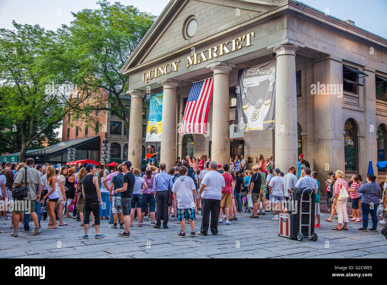 Raduno di persone in Quincy Market, Boston, MA Foto Stock