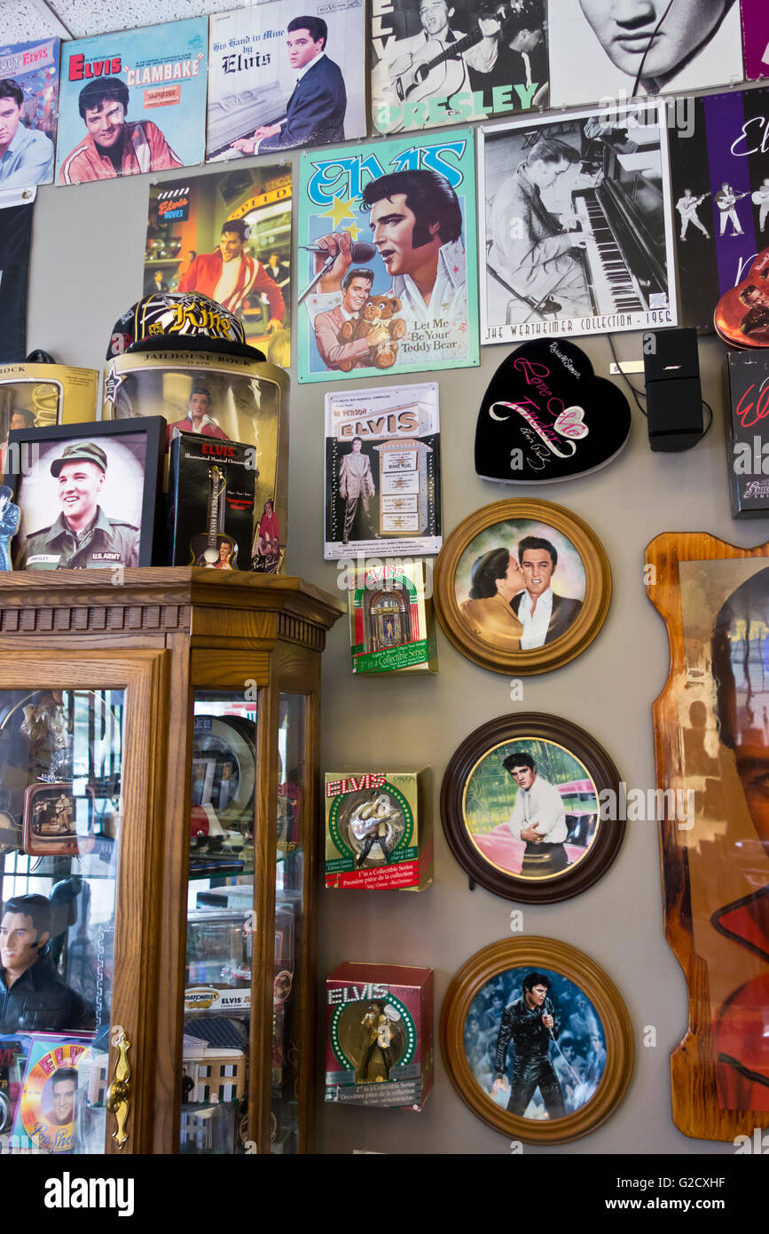 Elvis Presley memorabilia sulle pareti del Elvis Gioielli store in Osoyoos, BC, Canada. Foto Stock