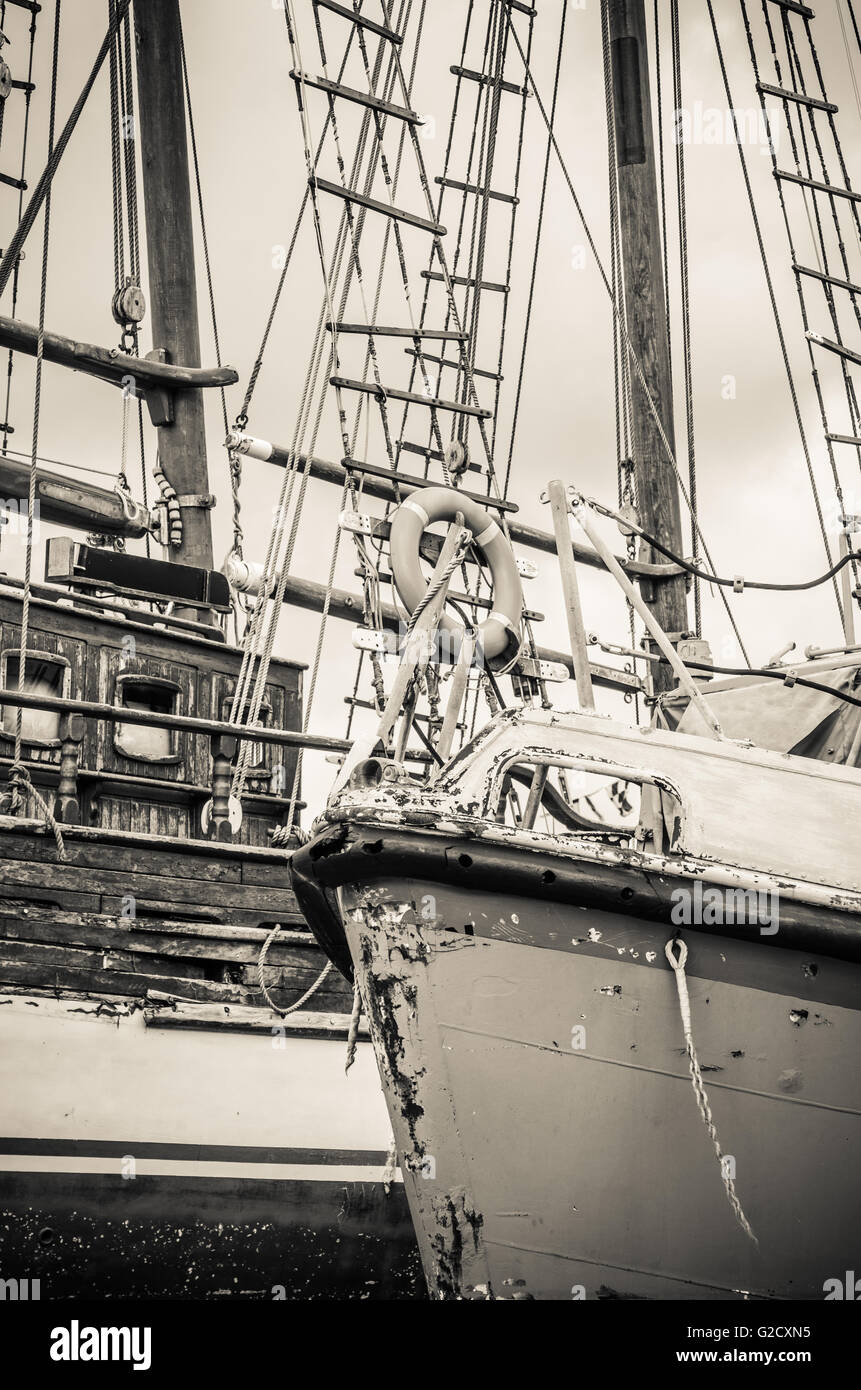 Collassamento vecchie barche a vela al dock, close-up, seppia Foto Stock