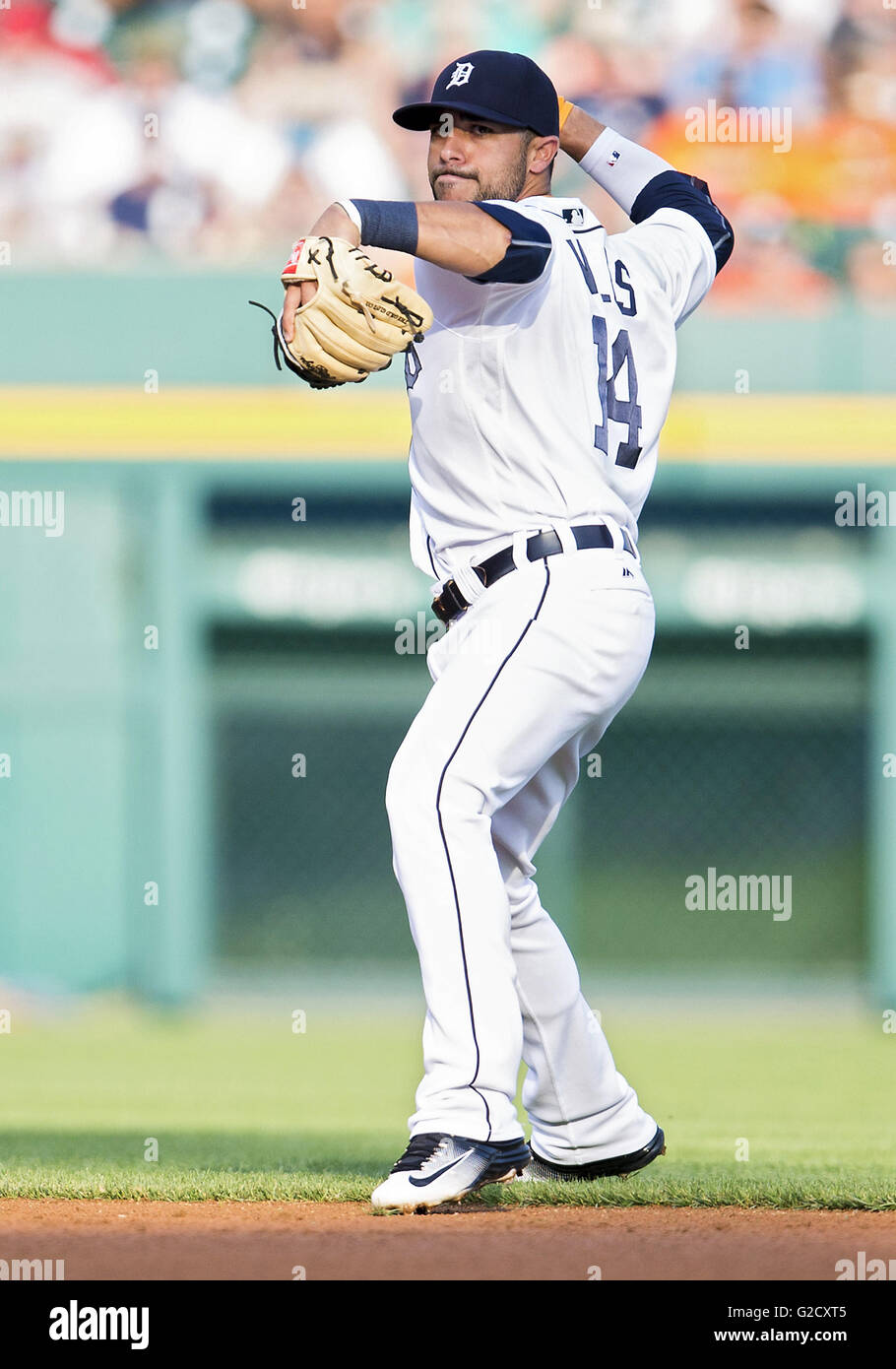 Detroit, Michigan, Stati Uniti d'America. Xxiv Maggio, 2016. Detroit Tigers infielder Mike Aviles (14) lancia la palla al primo di base durante la MLB azione di gioco tra i Philadelphia Phillies e Detroit Tigers al Comerica Park di Detroit, Michigan. Le tigri hanno sconfitto il Phillies 3-1. John Mersits/CSM/Alamy Live News Foto Stock