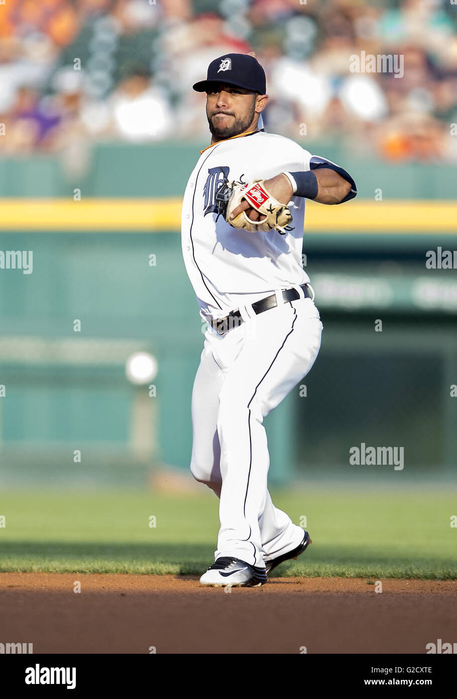 Detroit, Michigan, Stati Uniti d'America. Xxiv Maggio, 2016. Detroit Tigers infielder Mike Aviles (14) lancia la palla al primo di base durante la MLB azione di gioco tra i Philadelphia Phillies e Detroit Tigers al Comerica Park di Detroit, Michigan. Le tigri hanno sconfitto il Phillies 3-1. John Mersits/CSM/Alamy Live News Foto Stock