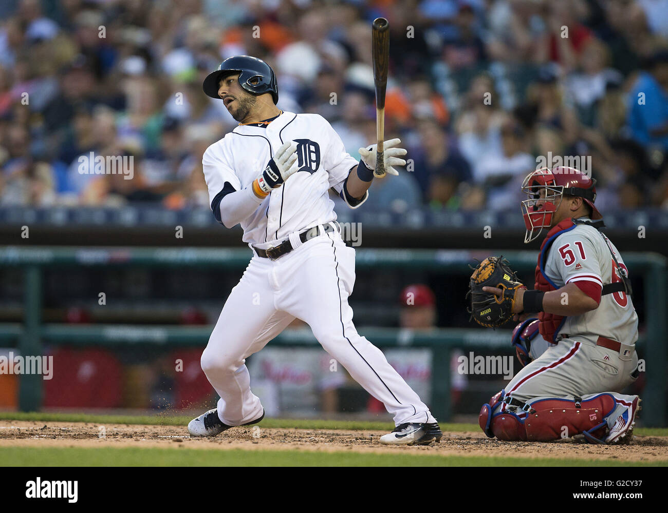 Detroit, Michigan, Stati Uniti d'America. Xxiv Maggio, 2016. Detroit Tigers infielder Mike Aviles (14) a bat durante la MLB azione di gioco tra i Philadelphia Phillies e Detroit Tigers al Comerica Park di Detroit, Michigan. Le tigri hanno sconfitto il Phillies 3-1. John Mersits/CSM/Alamy Live News Foto Stock
