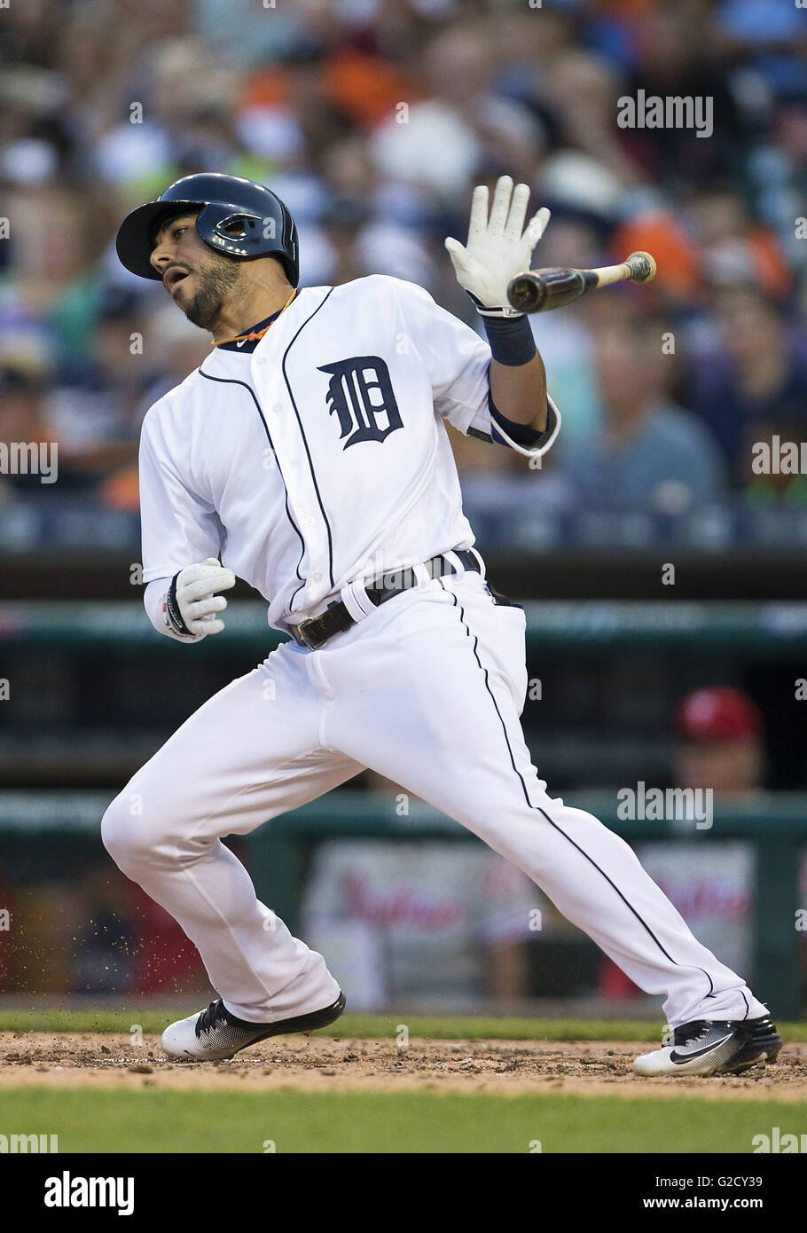 Detroit, Michigan, Stati Uniti d'America. Xxiv Maggio, 2016. Detroit Tigers infielder Mike Aviles (14) a bat durante la MLB azione di gioco tra i Philadelphia Phillies e Detroit Tigers al Comerica Park di Detroit, Michigan. Le tigri hanno sconfitto il Phillies 3-1. John Mersits/CSM/Alamy Live News Foto Stock