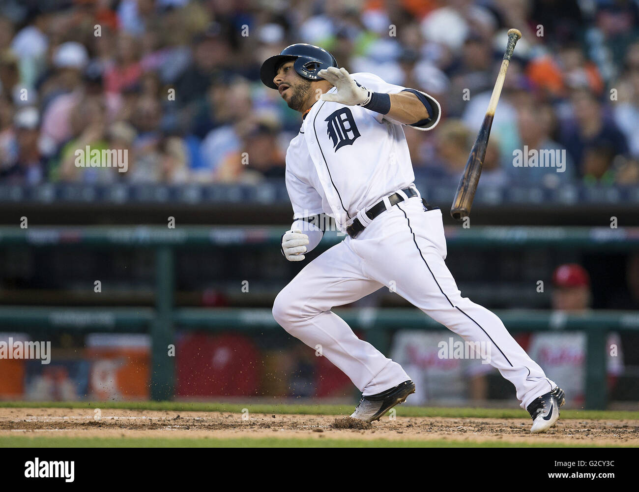 Detroit, Michigan, Stati Uniti d'America. Xxiv Maggio, 2016. Detroit Tigers infielder Mike Aviles (14) a bat durante la MLB azione di gioco tra i Philadelphia Phillies e Detroit Tigers al Comerica Park di Detroit, Michigan. Le tigri hanno sconfitto il Phillies 3-1. John Mersits/CSM/Alamy Live News Foto Stock