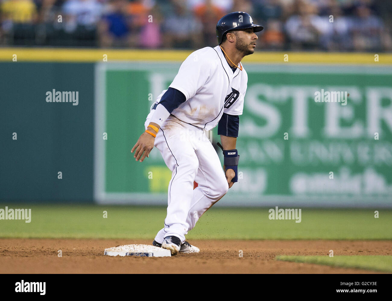 Detroit, Michigan, Stati Uniti d'America. Xxiv Maggio, 2016. Detroit Tigers infielder Mike Aviles (14) sorge sulla seconda base durante la MLB azione di gioco tra i Philadelphia Phillies e Detroit Tigers al Comerica Park di Detroit, Michigan. Le tigri hanno sconfitto il Phillies 3-1. John Mersits/CSM/Alamy Live News Foto Stock