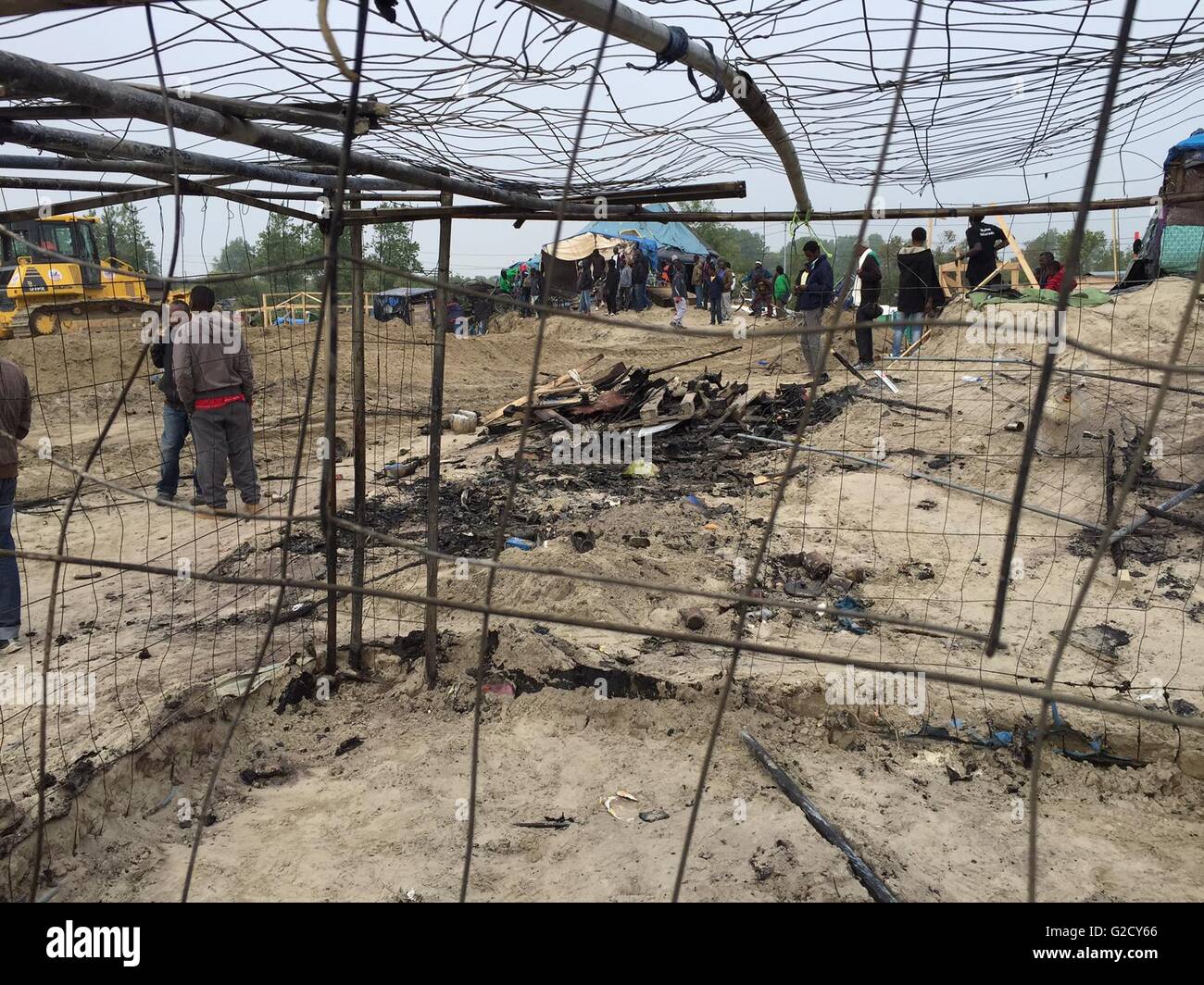 Calais, Francia. 27 Maggio, 2016. Distrutto rifugi di fortuna sono visti nel campo migrante soprannominato "Jungle' nella periferia di Calais, Francia, 27 maggio 2016. Quaranta persone sono rimaste ferite in una rissa al campo profughi, le autorità locali ha detto. Diversi rifugi sono stati bruciati. Foto: Anna Psaroudakis/dpa/Alamy Live News Foto Stock