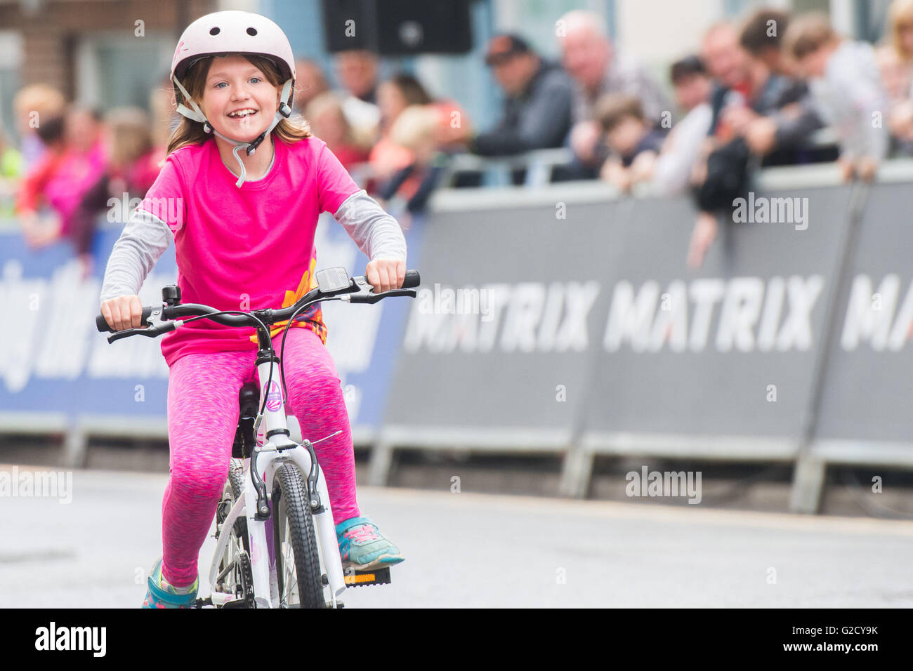 Aberystwyth Wales UK, venerdì 27 maggio 2016 centinaia di persone prendono parte all'annuale del ciclo di Aber fest gare ciclistiche in giro per le strade della città. A partire dal pomeriggio con le gare per i bambini delle scuole e continuando attraverso una drammatica tuoni e fulmini tempesta, l'evento goduto in serata con piloti professionisti in competizione nella pera Izumi serie Tour Photo credit: Keith Morris / Alamy Live News Foto Stock