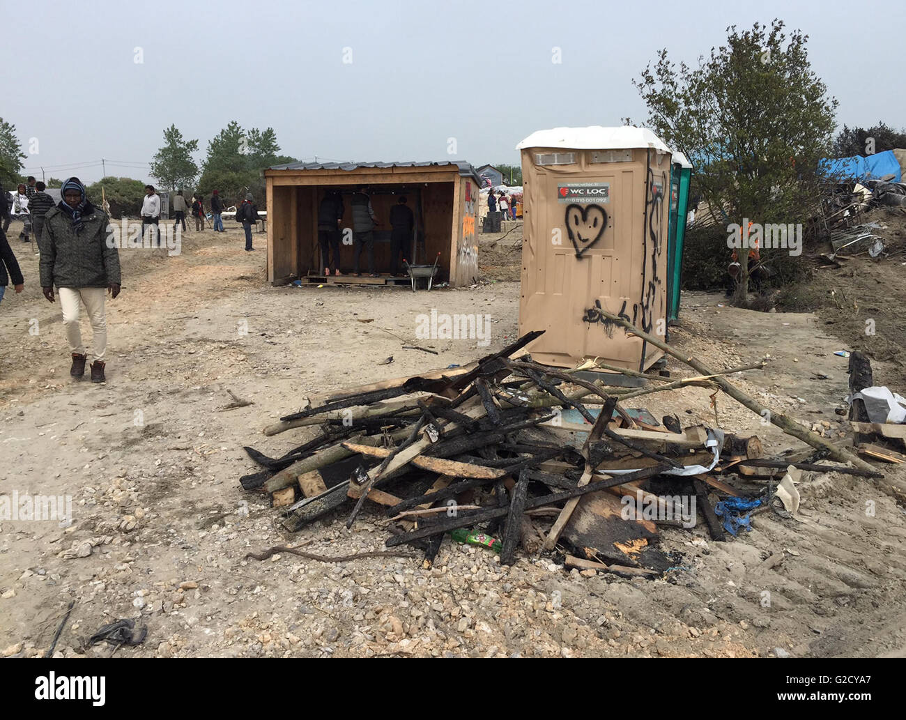 Calais, Francia. 27 Maggio, 2016. Tracce di distruzione sono visti nel campo migrante soprannominato "Jungle' nella periferia di Calais, Francia, 27 maggio 2016. Quaranta persone sono rimaste ferite in una rissa al campo profughi, le autorità locali ha detto. Diversi rifugi sono stati bruciati. Foto: Anna Psaroudakis/dpa/Alamy Live News Foto Stock