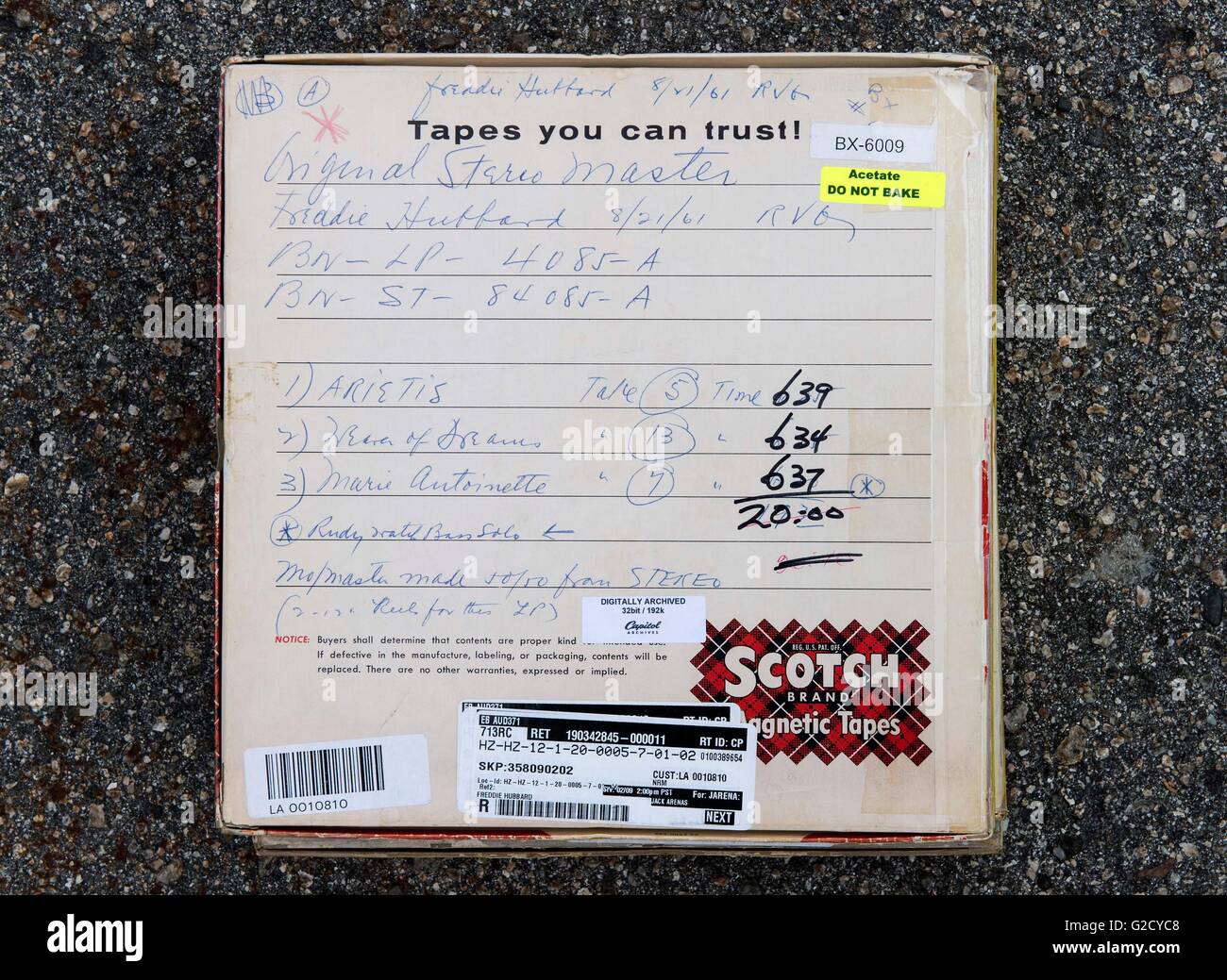North Hills, in California, Stati Uniti d'America. 25 Maggio, 2016. Una scatola contenente l'originale nastro master di un album 1961, pronto per Freddie, dal trombettista Freddie Hubbard, è fotografata a Kevin Gray's Cohearent Audio Studio. Fondata nel 1978, questioni di musica Jazz è dedicato al re-rilasciando nuovi pressature storico di Blue Note Records titoli jazz su 45 e 33 giri/min, 180g vinile vergine. Ciascuno di ri-rilasciato album jazz è restaurata e rimasterizzata dal master originale nastri analogici e caratteristiche la mitica Blue Note di copertina con gatefold giacche e altre foto dalle sessioni originali.(credito mi Foto Stock