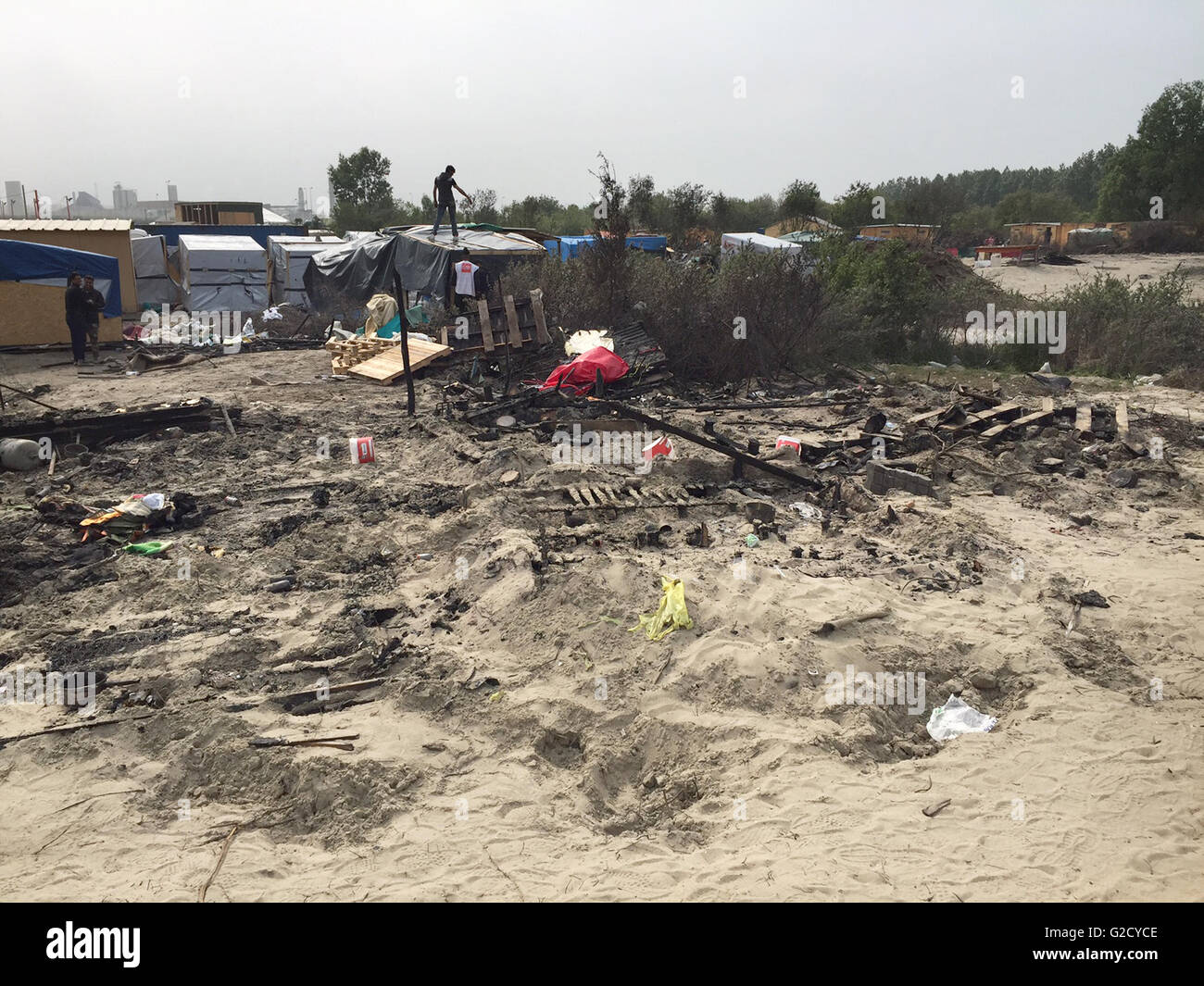 Calais, Francia. 27 Maggio, 2016. Tracce di distruzione sono visti nel campo migrante soprannominato "Jungle' nella periferia di Calais, Francia, 27 maggio 2016. Quaranta persone sono rimaste ferite in una rissa al campo profughi, le autorità locali ha detto. Diversi rifugi sono stati bruciati. Foto: Anna Psaroudakis/dpa/Alamy Live News Foto Stock