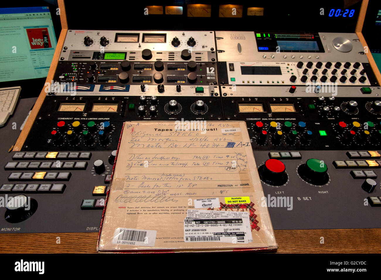 North Hills, in California, Stati Uniti d'America. 25 Maggio, 2016. Una scatola contenente l'originale nastro master di un album 1960, Lee modo, dal trombettista jazz Lee Morgan, si siede sul bordo di miscelazione a Kevin Gray's Cohearent Audio Studio. Fondata nel 1978, questioni di musica Jazz è dedicato al re-rilasciando nuovi pressature storico di Blue Note Records titoli jazz su 45 e 33 giri/min, 180g vinile vergine. Ciascuno di ri-rilasciato album jazz è restaurata e rimasterizzata dal master originale nastri analogici e caratteristiche la mitica Blue Note di copertina con gatefold giacche e altre foto dalle sessioni originali.(Immagine di credito: Foto Stock