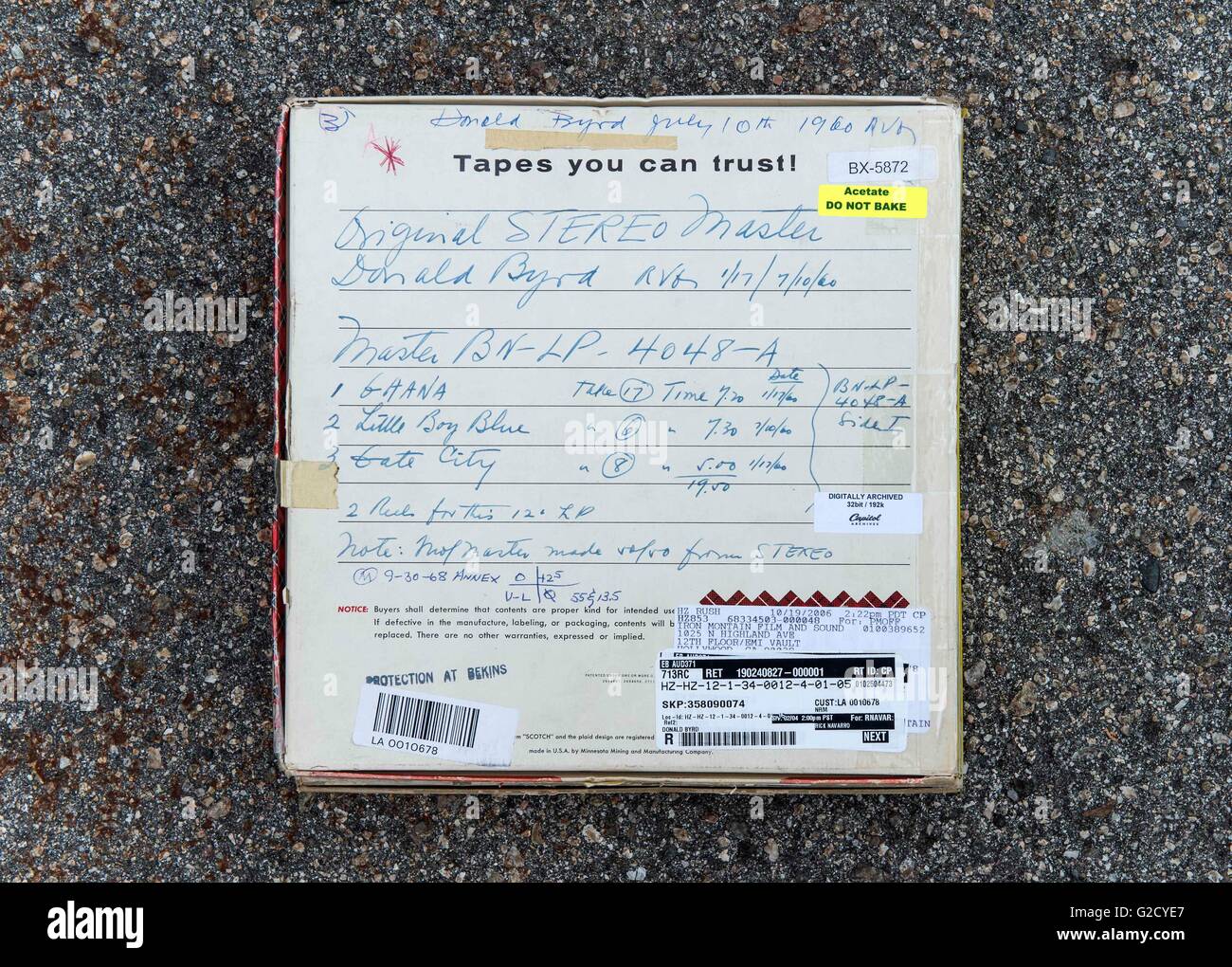 North Hills, in California, Stati Uniti d'America. 25 Maggio, 2016. Una scatola contenente l'originale nastro master di un album 1960, Byrd in volo, trombettista Donald Byrd è fotografato a Kevin Gray's Cohearent Audio Studio. Fondata nel 1978, questioni di musica Jazz è dedicato al re-rilasciando nuovi pressature storico di Blue Note Records titoli jazz su 45 e 33 giri/min, 180g vinile vergine. Ciascuno di ri-rilasciato album jazz è restaurata e rimasterizzata dal master originale nastri analogici e caratteristiche la mitica Blue Note di copertina con gatefold giacche e altre foto dalle sessioni originali.(Immagine di credito: © Foto Stock