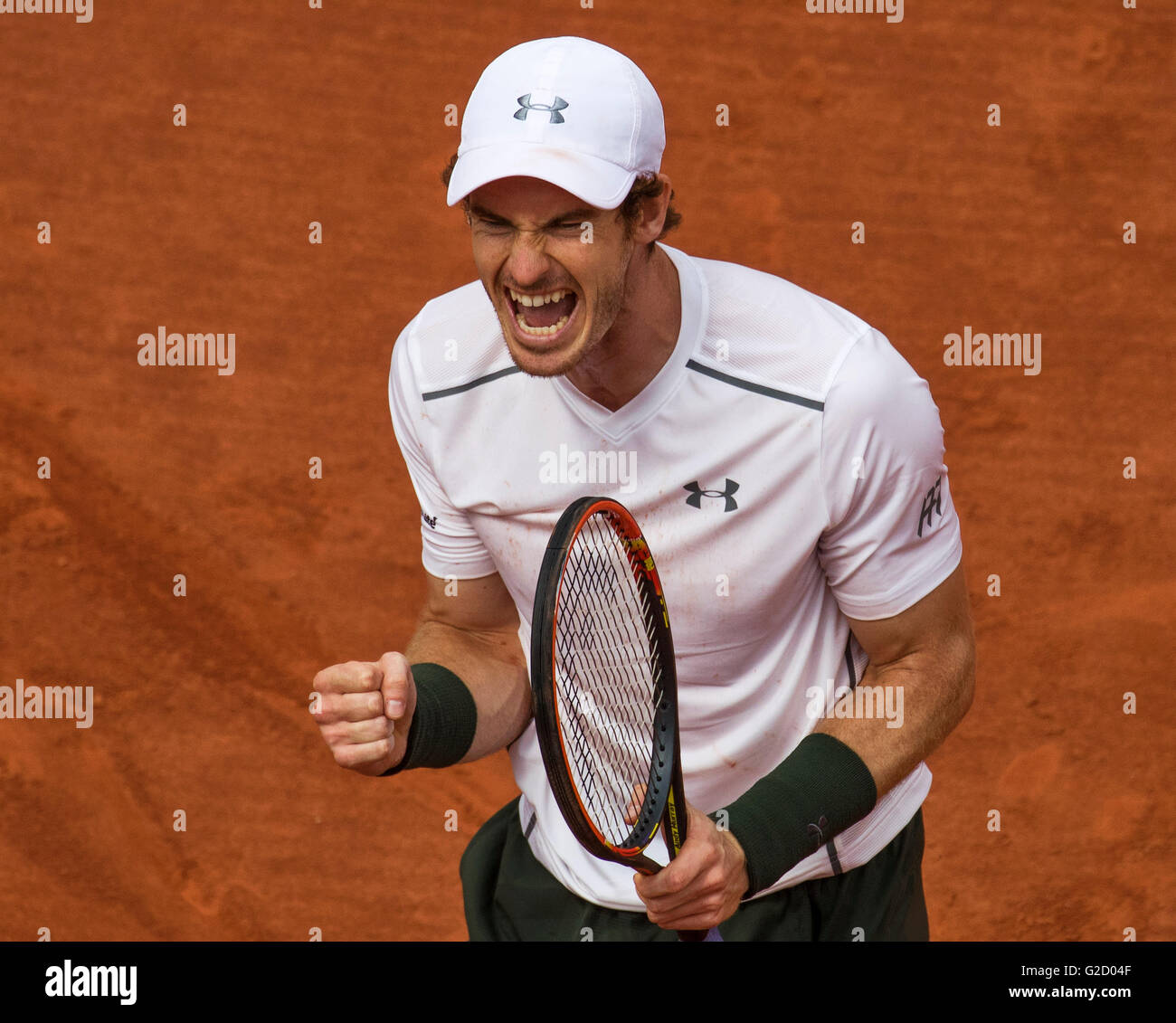 Parigi, Francia. 27 maggio, 2016. tennis Roland Garros, Andy Murray (GBR) vince la sua partita contro Ivo Karlovic e celebra (CRO) Credito: henk koster/alamy live news Foto Stock