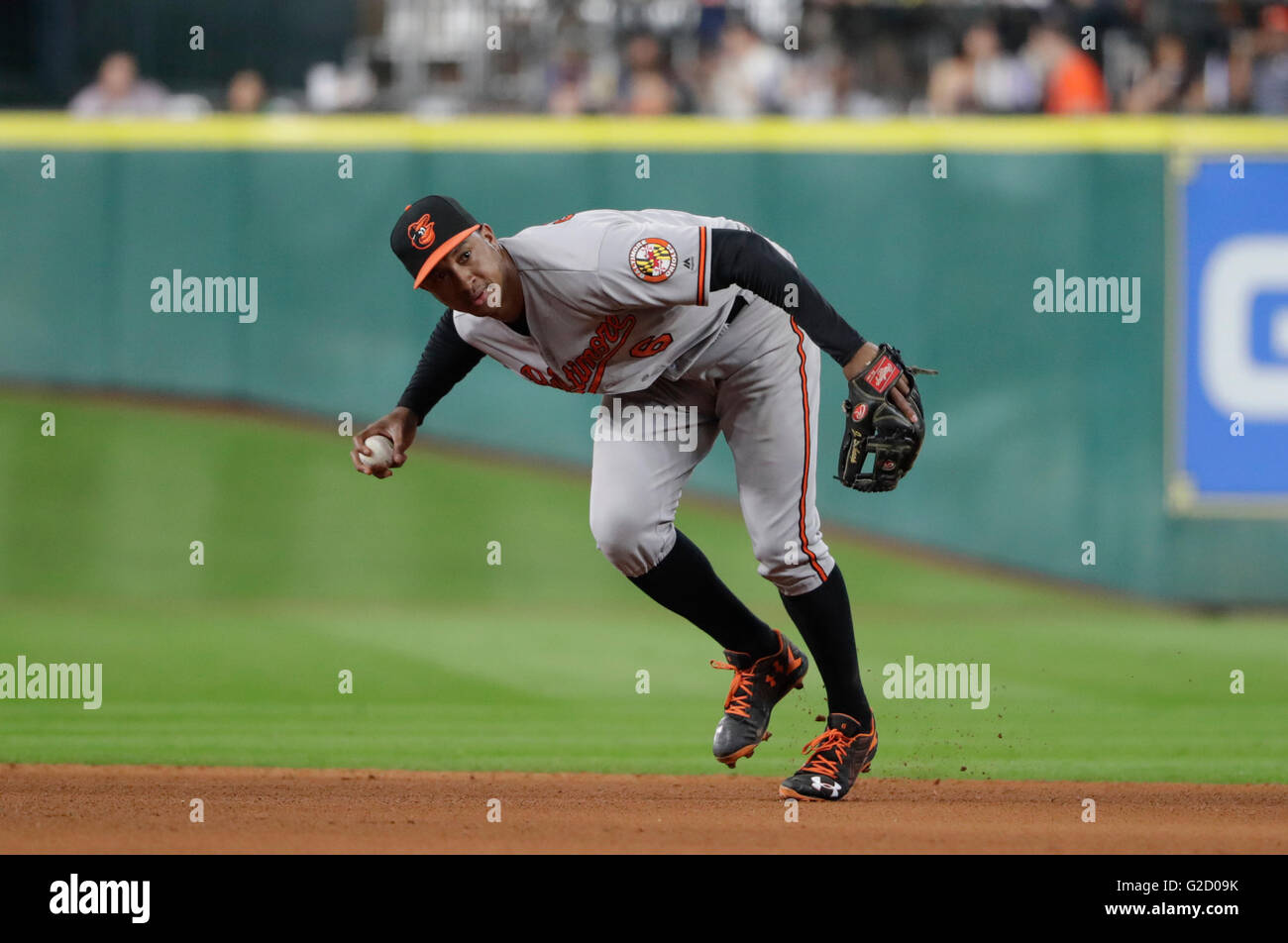 Houston, TX, Stati Uniti d'America. 26 Maggio, 2016. Baltimore Orioles secondo baseman Jonathan Schoop (6) fa un tiro di prima durante il Major League Baseball gioco tra il Baltimore Orioles e Houston Astros al Minute Maid Park a Houston, TX. Astros sconfitti gli Orioles 4-2 Tim Warner/CSM/Alamy Live News Foto Stock