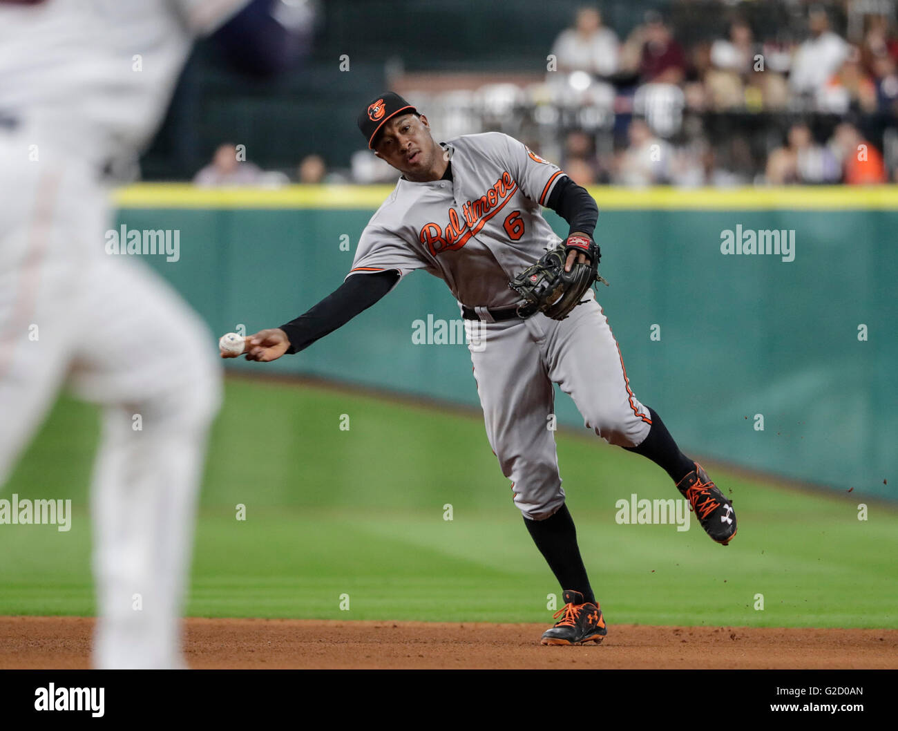 Houston, TX, Stati Uniti d'America. 26 Maggio, 2016. Baltimore Orioles secondo baseman Jonathan Schoop (6) fa un tiro di prima durante il Major League Baseball gioco tra il Baltimore Orioles e Houston Astros al Minute Maid Park a Houston, TX. Astros sconfitti gli Orioles 4-2 Tim Warner/CSM/Alamy Live News Foto Stock