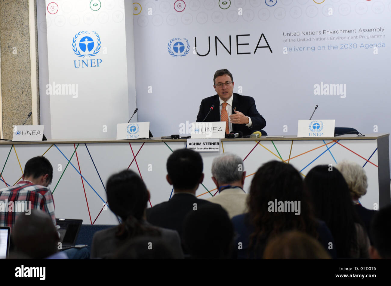 Nairobi, in Kenya. 27 Maggio, 2016. Achim Steiner, Direttore Esecutivo del Programma delle Nazioni Unite per l'ambiente (UNEP), parla nel corso di una conferenza stampa a Nairobi, in Kenya, 27 maggio 2016. I governi di tutto il mondo hanno realizzato un audace politica, i finanziamenti e le scelte normative che hanno accelerato la trasformazione ecologica nel corso dell' ultimo decennio, Direttore Esecutivo del Programma delle Nazioni Unite per l'ambiente (UNEP) Achim Steiner ha detto venerdì. © Li Baishun/Xinhua/Alamy Live News Foto Stock