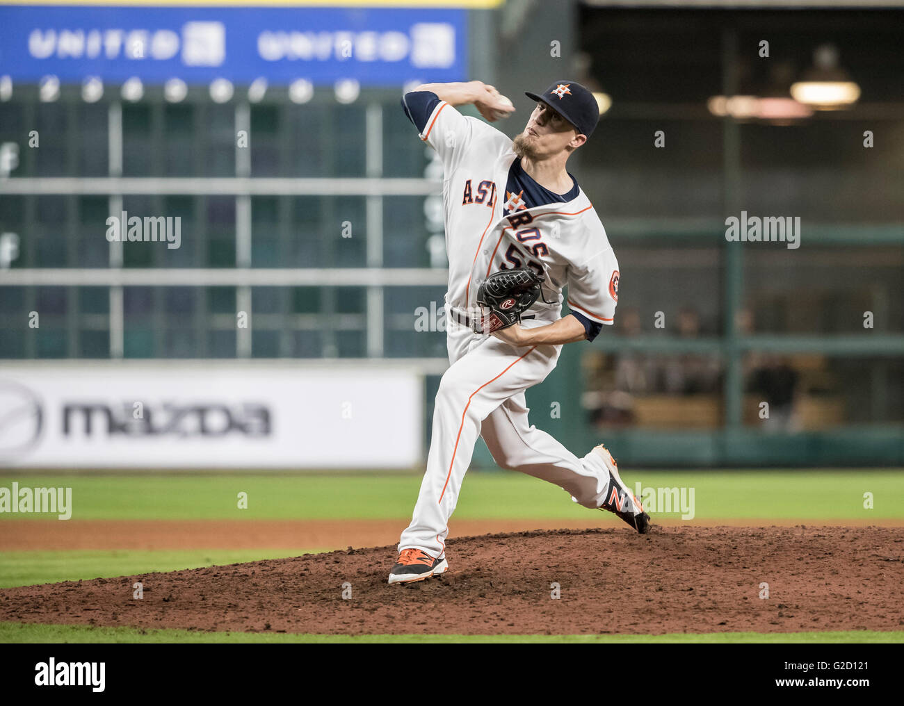 Houston, TX, Stati Uniti d'America. 26 Maggio, 2016. Houston Astros relief pitcher Ken Giles (53) passi il nono inning della Major League Baseball gioco tra il Baltimore Orioles e Houston Astros al Minute Maid Park a Houston, TX. Astros sconfitti gli Orioles 4-2 Tim Warner/CSM/Alamy Live News Foto Stock