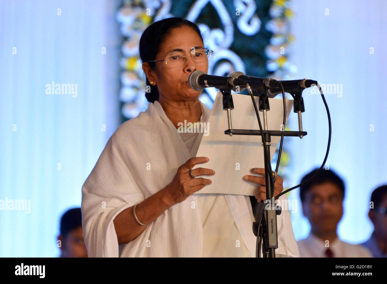 Kolkata, India. 26 Maggio, 2016. Mamata Banejee ha prestato giuramento come Primo Ministro del Bengala Occidentale per il suo secondo mandato consecutivo. TMC supremo Mamta Banerjee ha prestato giuramento come Bengala Occidentale ministro in capo per il secondo termine alon con il suo 41 ministri nella più grande giuramento Bengala Occidentale ha visto. In questo giuramento occasione 30.000 attivista TMC di raccogliere al Red Road, Calcutta nonostante di tempo caldo. © Saikat Paolo/Pacific Press/Alamy Live News Foto Stock