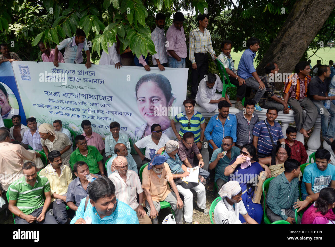 Kolkata, India. 27 Maggio, 2016. TMC supremo Mamta Banerjee ha prestato giuramento come Bengala Occidentale ministro in capo per il secondo termine alon con il suo 41 ministri nella più grande giuramento Bengala Occidentale ha visto. In questo giuramento occasione 30.000 attivista TMC di raccogliere al Red Road, Calcutta nonostante di tempo caldo © Saikat Paolo/Pacific Press/Alamy Live News Foto Stock