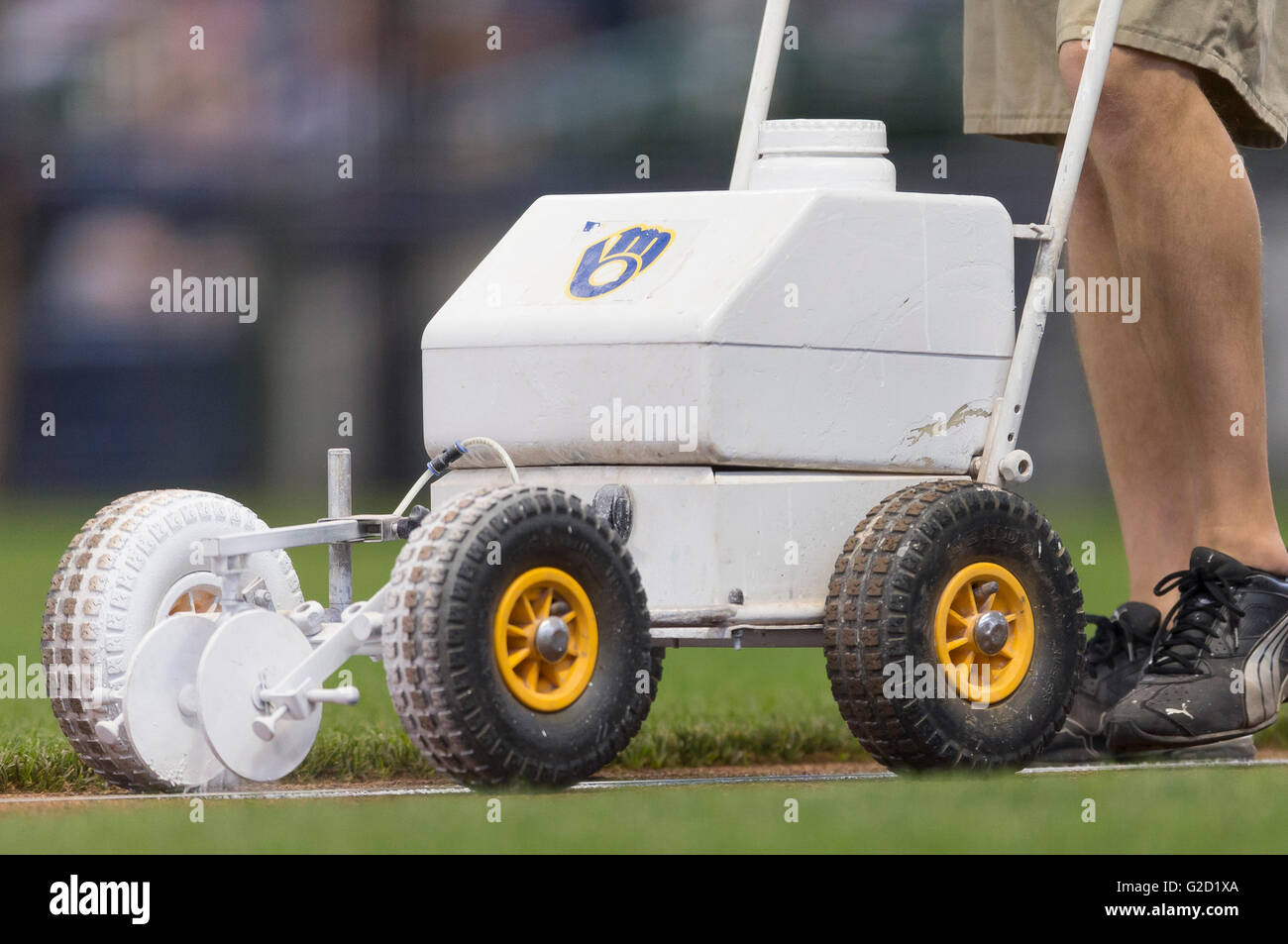 Milwaukee, WI, Stati Uniti d'America. 27 Maggio, 2016. I produttori di birra equipaggio a terra i gessi della terza linea di base prima della Major League Baseball gioco tra il Milwaukee Brewers e i Cincinnati Reds a Miller Park di Milwaukee, WI. John Fisher/CSM/Alamy Live News Foto Stock