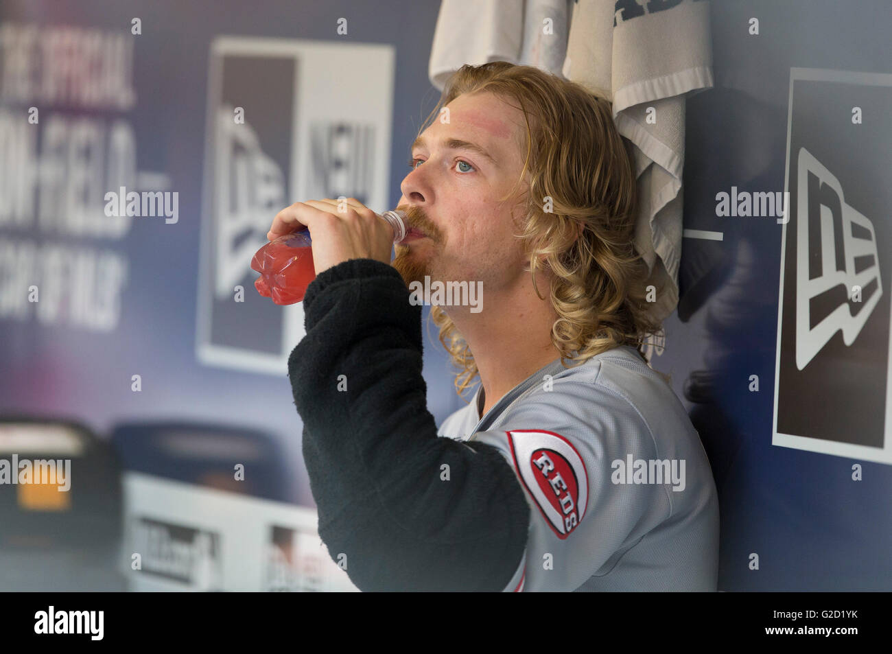 Milwaukee, WI, Stati Uniti d'America. 27 Maggio, 2016. Cincinnati Reds a partire lanciatore Giovanni agnello #47 si prepara per il Major League Baseball gioco tra il Milwaukee Brewers e i Cincinnati Reds a Miller Park di Milwaukee, WI. John Fisher/CSM/Alamy Live News Foto Stock