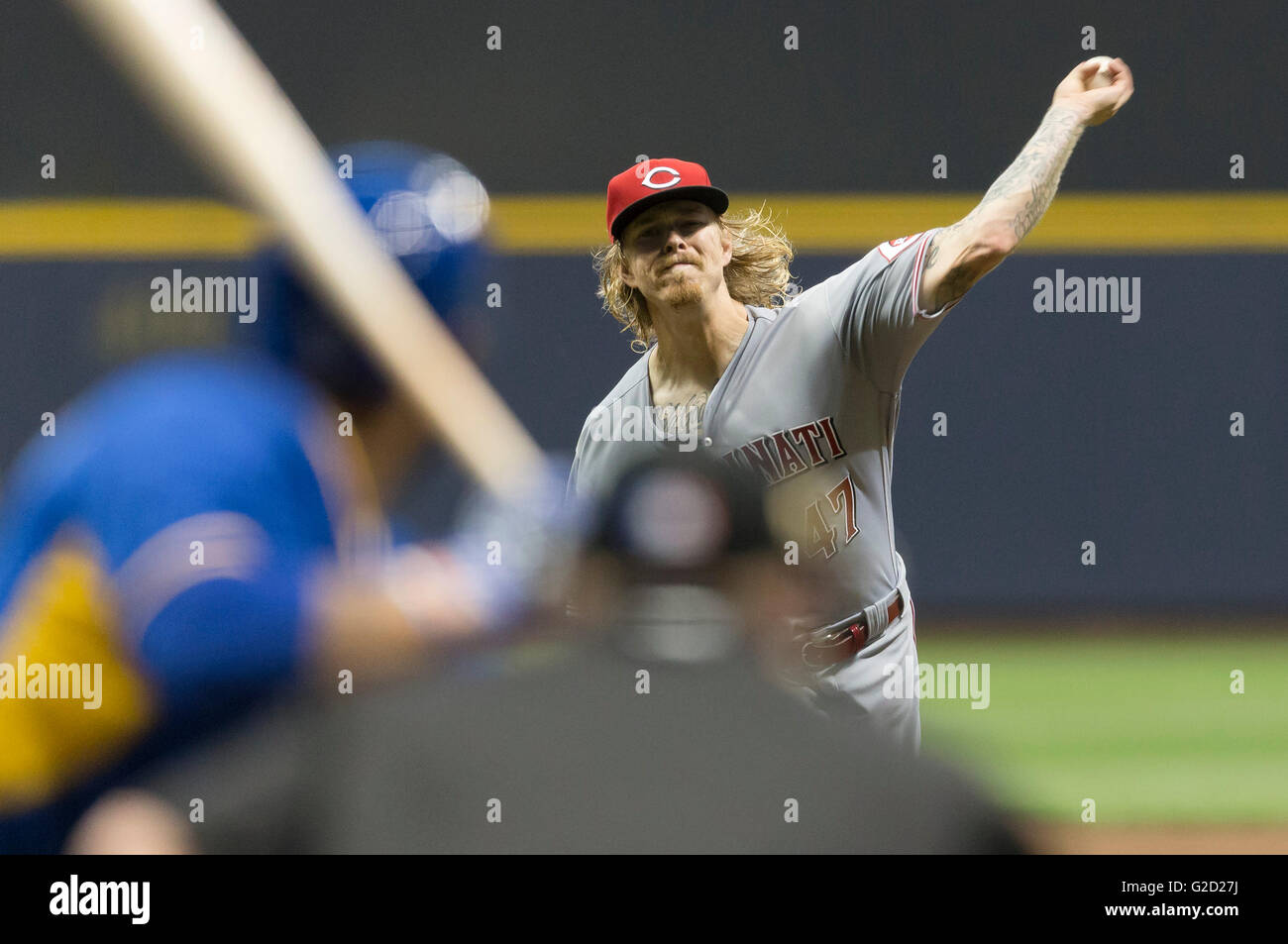 Milwaukee, WI, Stati Uniti d'America. 27 Maggio, 2016. Cincinnati Reds a partire lanciatore Giovanni agnello #47 offre un passo nella Major League Baseball gioco tra il Milwaukee Brewers e i Cincinnati Reds a Miller Park di Milwaukee, WI. John Fisher/CSM/Alamy Live News Foto Stock