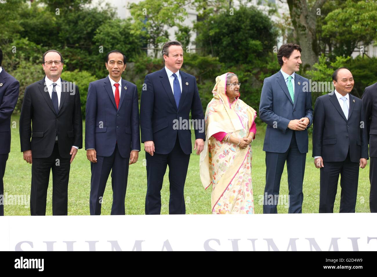 Shima, Giappone. 27 Maggio, 2016. I leader del mondo durante un espanso foto di gruppo al vertice del G7 riuniti a Shima Kano Hotel motivi Maggio 27, 2016 in Shima, Giappone. Da sinistra a destra: il Presidente francese Francois Hollande Presidente indonesiano Joko Widodo, del Primo Ministro britannico David Cameron, Bangladesh il Primo Ministro Sheikh Hasina Wazed, il primo ministro canadese Justin Trudeau e Vietnam Presidente Truong Tan Sang. Credito: Planetpix/Alamy Live News Foto Stock