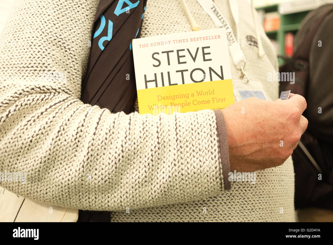 Hay Festival - Maggio 2016 - Il primo fine settimana del Festival di fieno un visitatore si unisce la coda al Festival bookshop con una nuova copia di Steve Hilton il libro più umano. Foto Stock