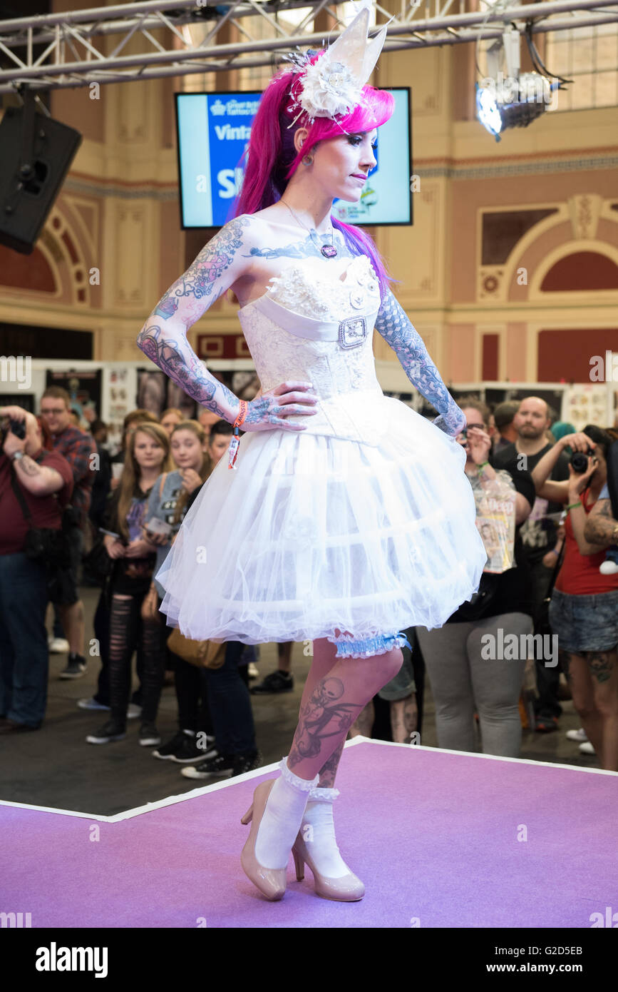 Londra, UK, 28 maggio 2016. Alexandra Palace. La mostra presenta oltre 300 artisti del tatuaggio così come alternativa alle sfilate di moda e stadio funge. Credito: pmgimaging/Alamy Live News Foto Stock