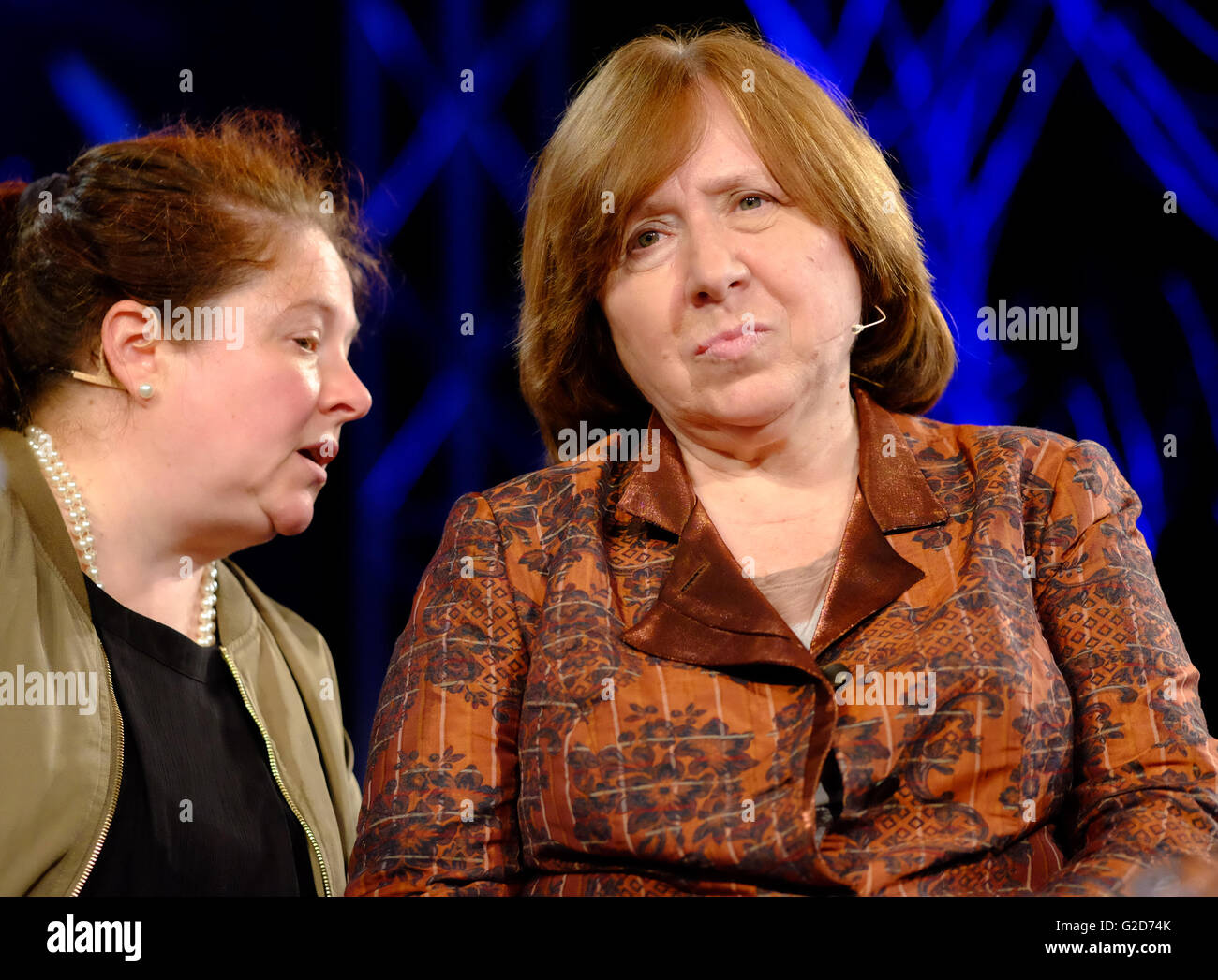 Hay Festival - Maggio 2016 - giornalista e autore e premio Nobel per la letteratura, Svetlana Alexievich sul palco con il suo traduttore parla dei suoi lavori più recenti di seconda mano tempo. Foto Stock