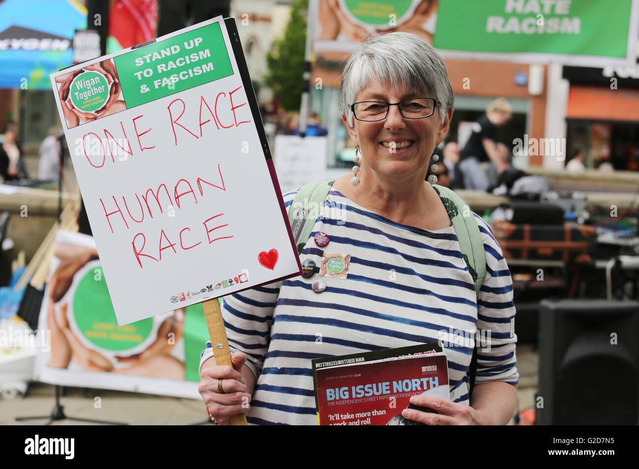 Wigan, Regno Unito. 28 Maggio, 2016. MEP Julie Ward unisce un anti razzismo nel rally di Wigan, Regno Unito, 28 maggio 2016 Credit: Barbara Cook/Alamy Live News Foto Stock