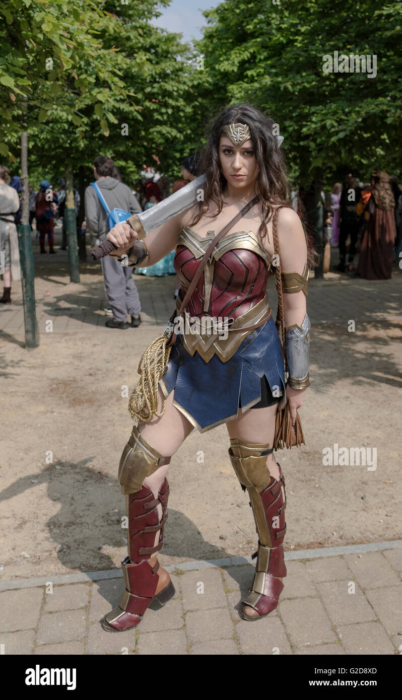 Wonder woman cosplay immagini e fotografie stock ad alta risoluzione - Alamy