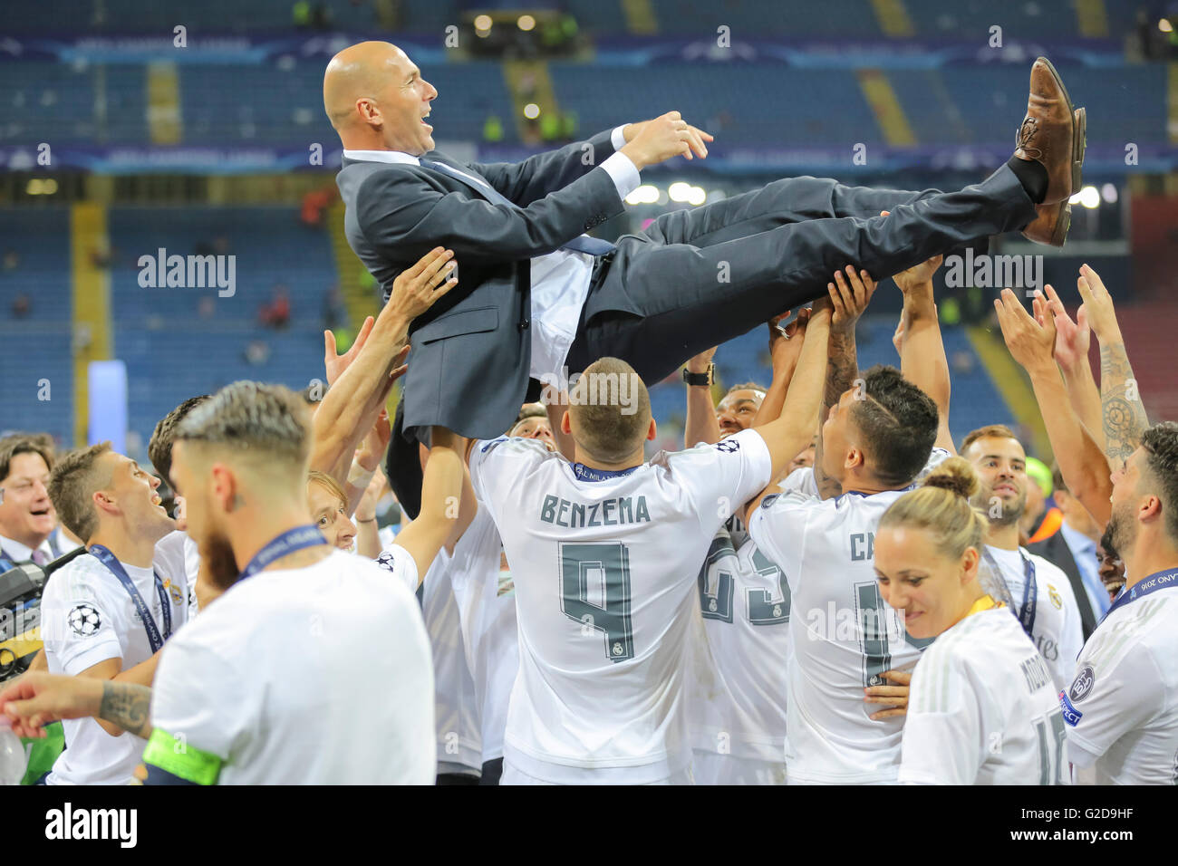 Milano, Italia. 28 Maggio, 2016. Zinedine Zidane, Trainer Real Madrid auf Haenden getrafen und hochgeworfen Jubel, Freude, Emotionen, Feiern, Lachen, jubelt, freuen, reisst die Arme hoch, ballt die Faust REAL MADRID - atletico madrid Fussball UEFA Champions League, finale, Milano, Italia, Giugno 28th, 2016 CL Saison 2015/2016 Credito: Peter Schatz/Alamy Live News Foto Stock