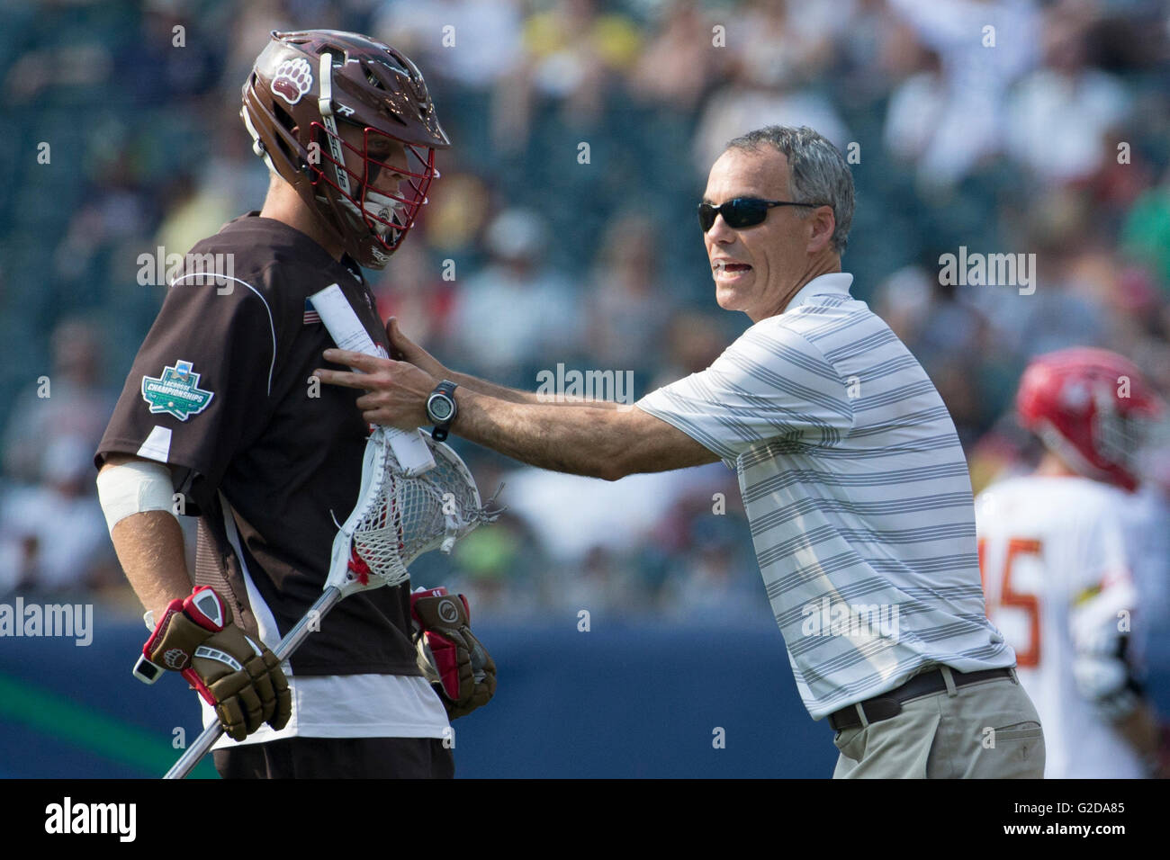 Le ore di lavoro straordinario. 28 Maggio, 2016. Orso bruno head coach Lars Tiffany guarda con defender Max Gustafson (11) durante il NCAA Division i semifinali lacrosse corrispondenza tra l'orso bruno e il Maryland Terrapins al Lincoln Financial Field di Philadelphia, Pennsylvania. Il Maryland Terrapins ha vinto in 15-14 ore di lavoro straordinario. Christopher Szagola/CSM/Alamy Live News Foto Stock