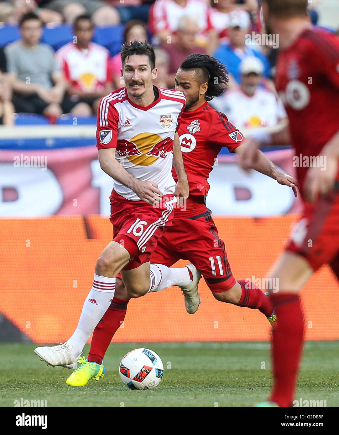 Harrison, NJ, Stati Uniti d'America. 28 Maggio, 2016. Toronto FC in avanti Babouli Mo (11) cerca di rallentare New York Red Bulls centrocampista Sacha Kljestan (16) durante una sequenza di lunghezza massima MLS gioco tra il Toronto FC e il New York Red Bulls in Red Bull Arena di Harrison, NJ. Mike Langish/Cal Sport Media. © csm/Alamy Live News Foto Stock