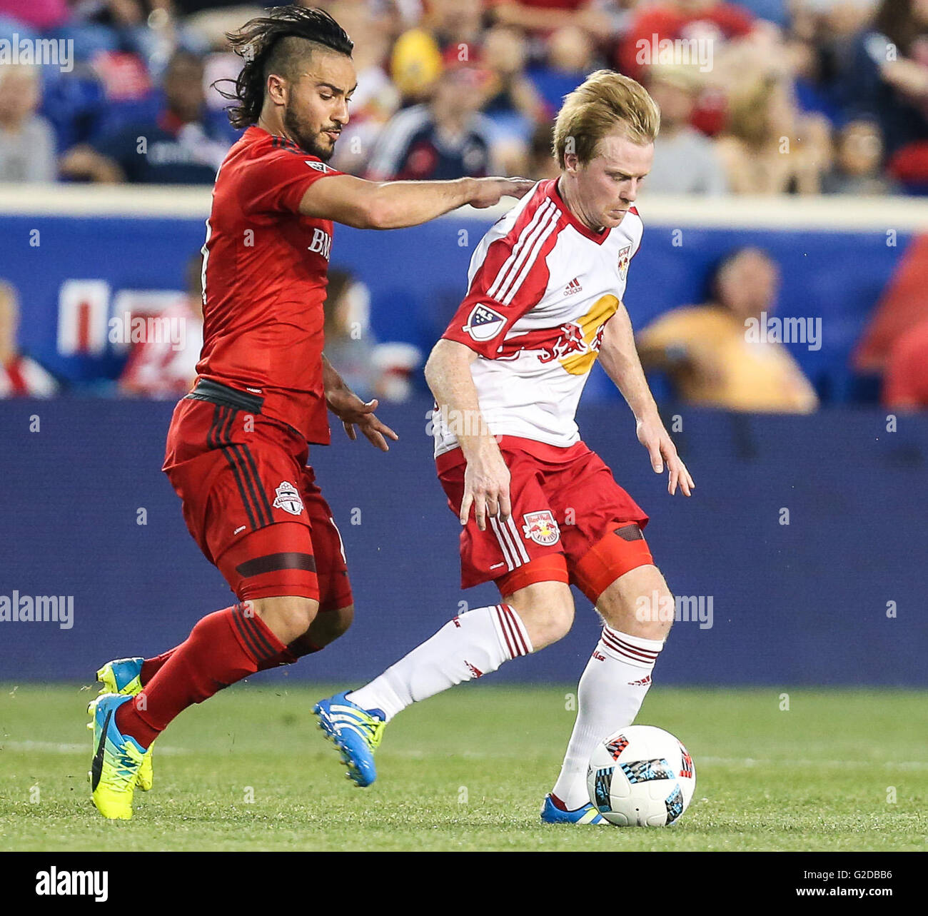 Harrison, NJ, Stati Uniti d'America. 28 Maggio, 2016. Toronto FC in avanti Babouli Mo (11) cerca di rallentare New York Red Bulls centrocampista Dax McCarty (11) durante una sequenza di lunghezza massima MLS gioco tra il Toronto FC e il New York Red Bulls in Red Bull Arena di Harrison, NJ. Mike Langish/Cal Sport Media. © csm/Alamy Live News Foto Stock