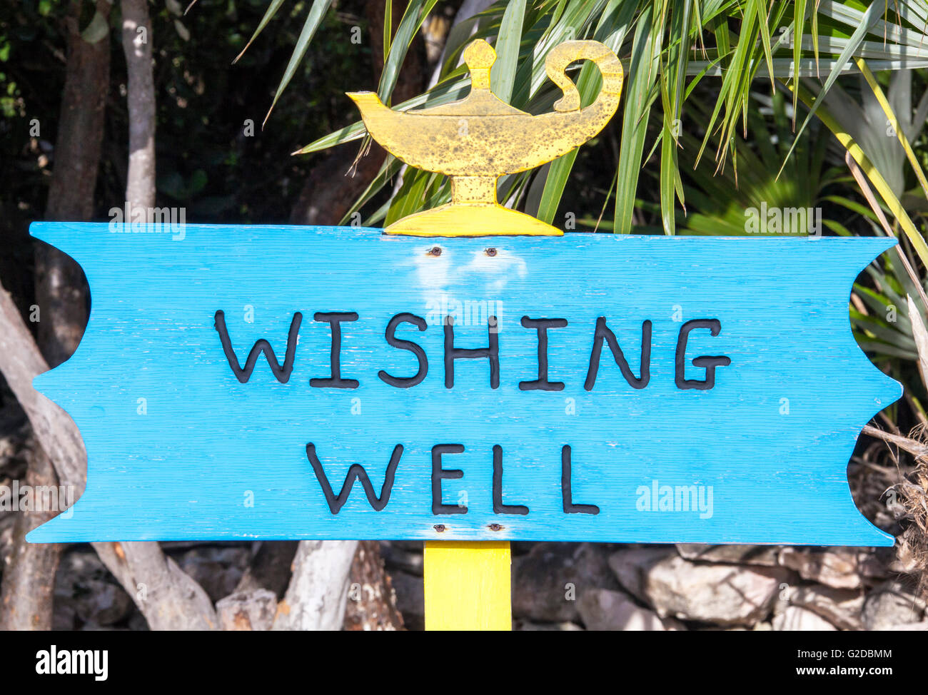 Il Wishing Well sign in piedi accanto al bene sull isola disabitata poco Staffili Cay (Bahamas). Foto Stock