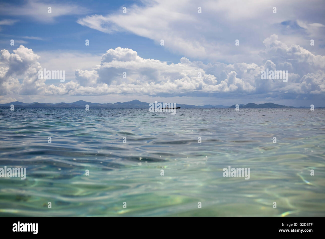 Acque cristalline e cielo blu, Filippine Foto Stock