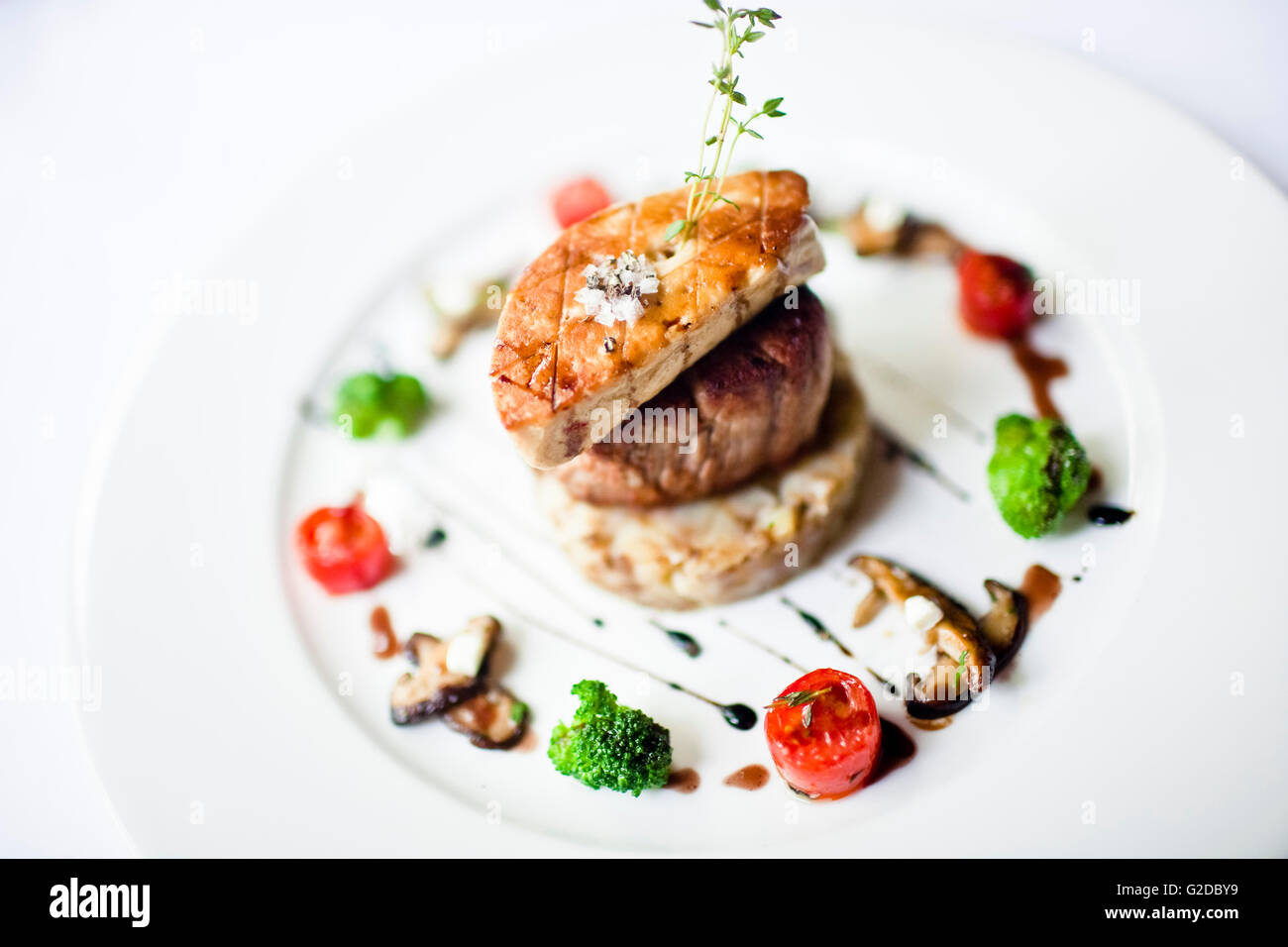 Il Filetto di manzo con disseccata di Foie Gras e di verdure grigliate Foto Stock