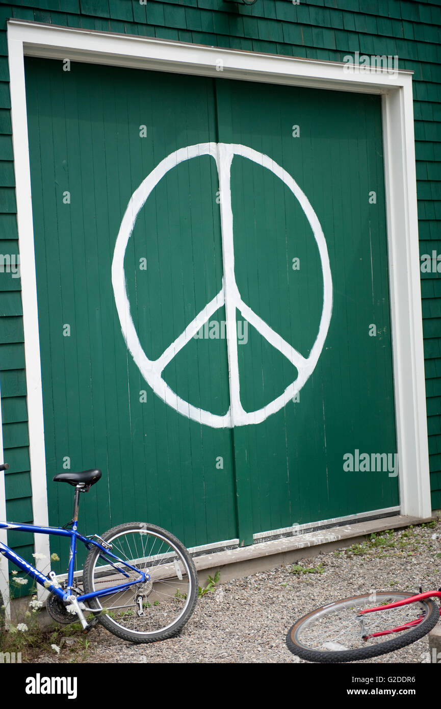 Segno di pace sulla porta verde Foto Stock