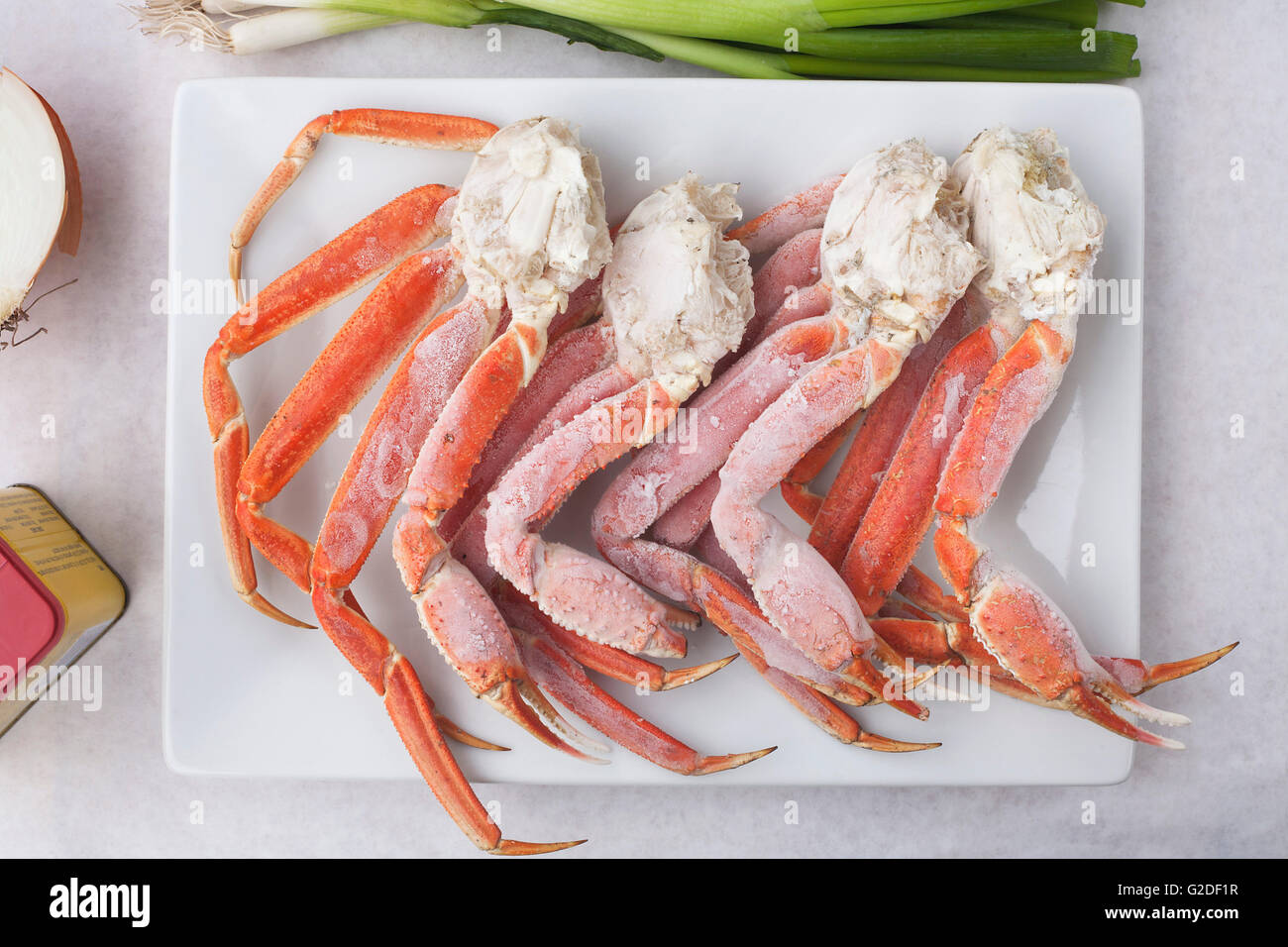 Congelati King crab gambe sul piatto da portata Foto Stock