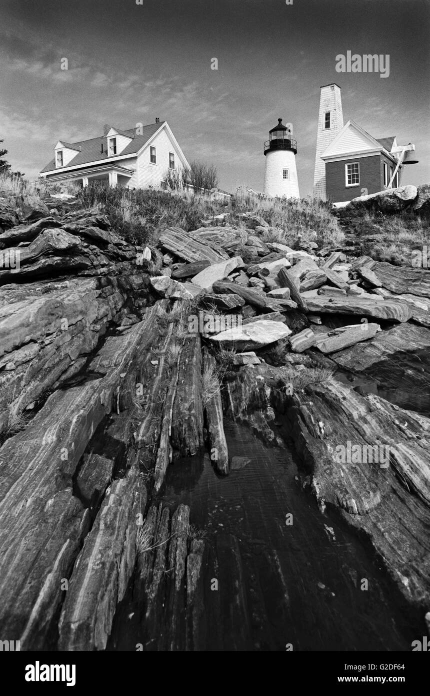 Faro e Rocky Foreground, Maine, Stati Uniti d'America Foto Stock