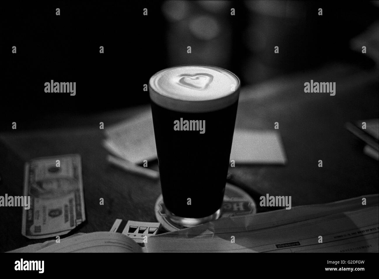 La pinta di birra Stout con cuore Foto Stock