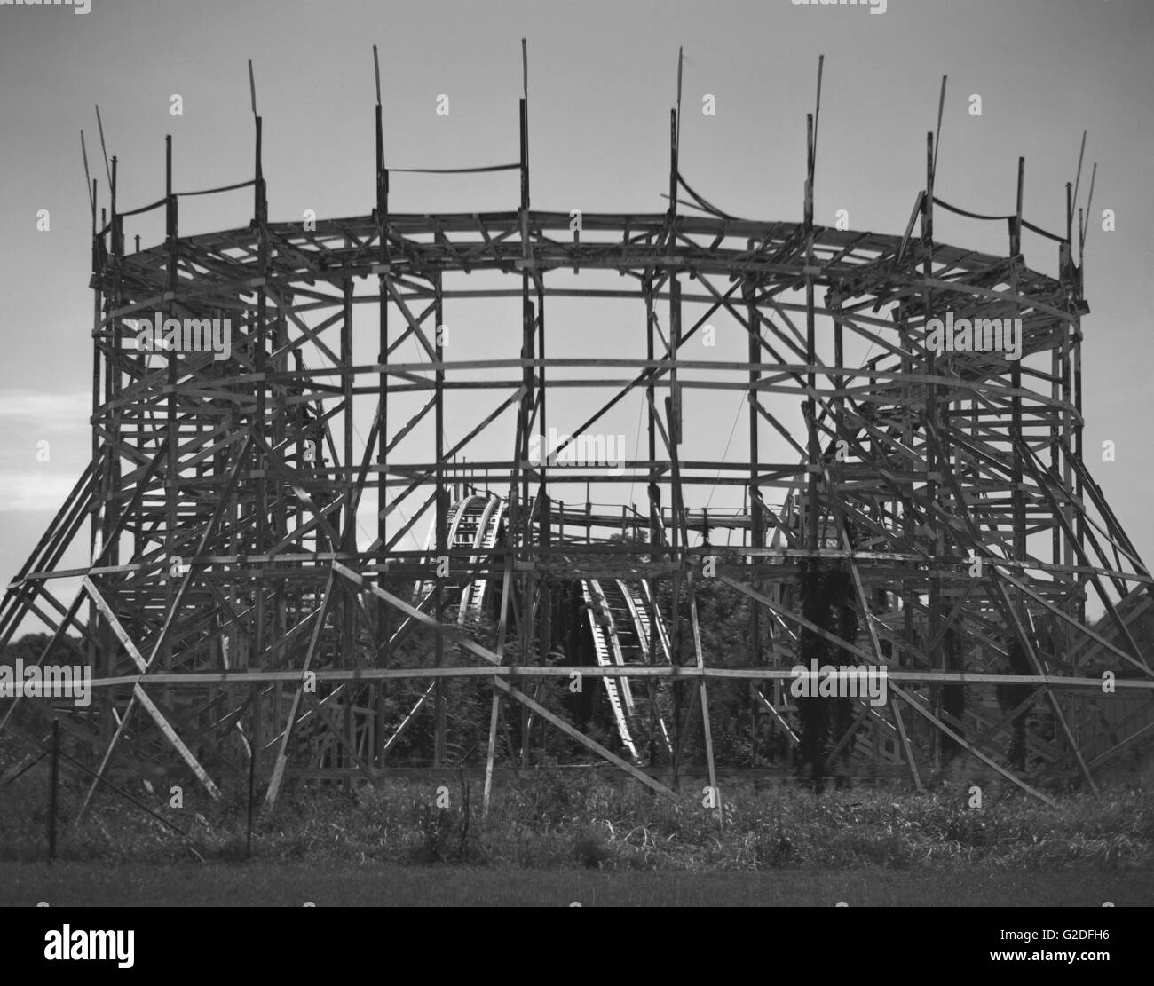 Abbandonato Roller Coaster nel parco di divertimenti Foto Stock
