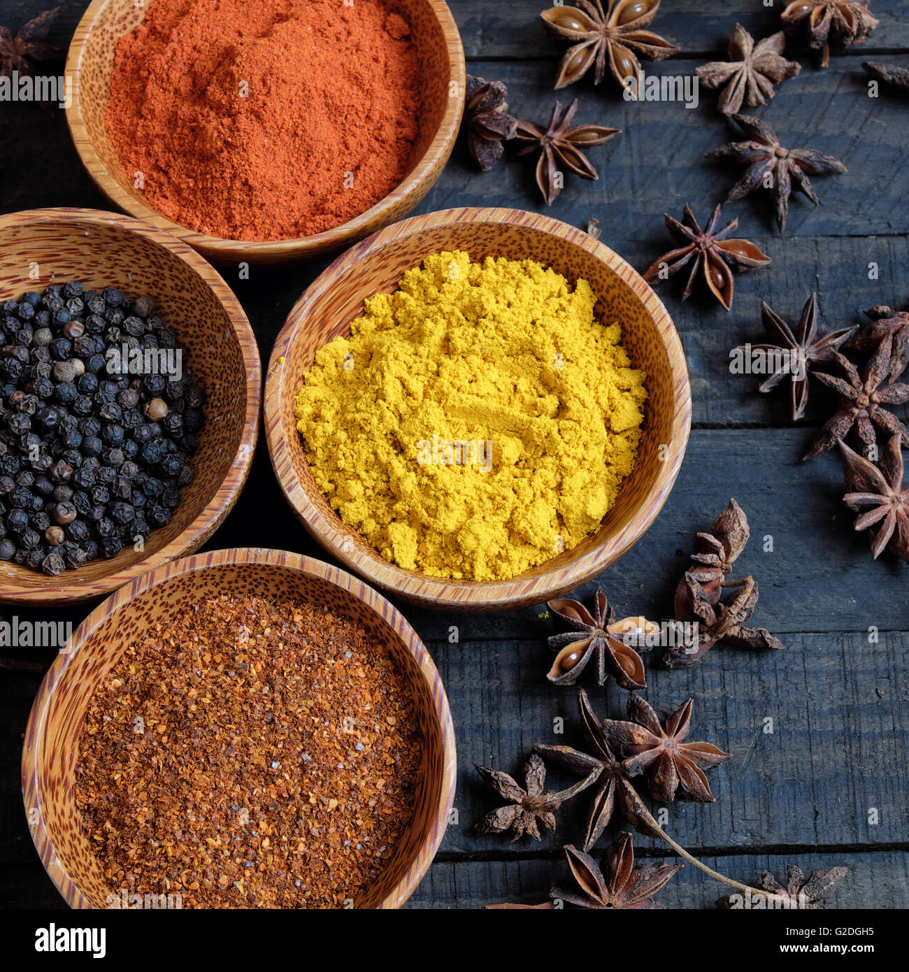 Spezie colorate per cibo, con colori naturali e rendere il sapore aromatico, anacardi, peperoncino, pepe, la curcuma in polvere, anice stellato Foto Stock