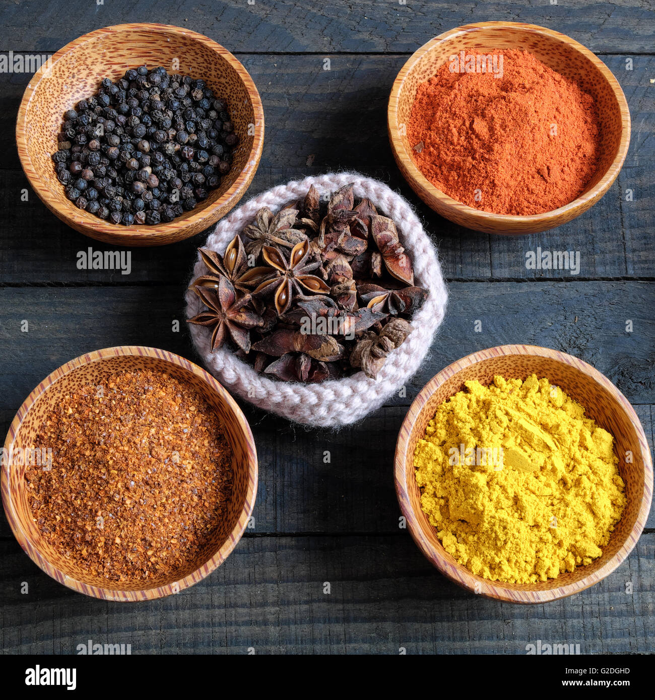 Spezie colorate per cibo, con colori naturali e rendere il sapore aromatico, anacardi, peperoncino, pepe, la curcuma in polvere, anice stellato Foto Stock